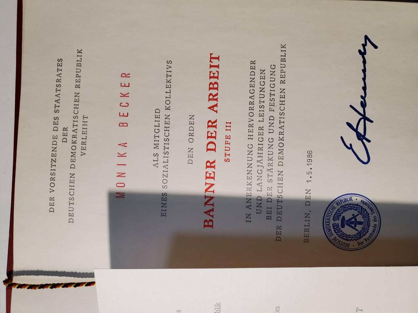 韵星假日军品类拍卖第42期 -- Rimey Holidays Militaria Auction 42 民主德国三级劳动红旗勋章盒略一套带证书，授予证明 实发好品 工战队军官事迹