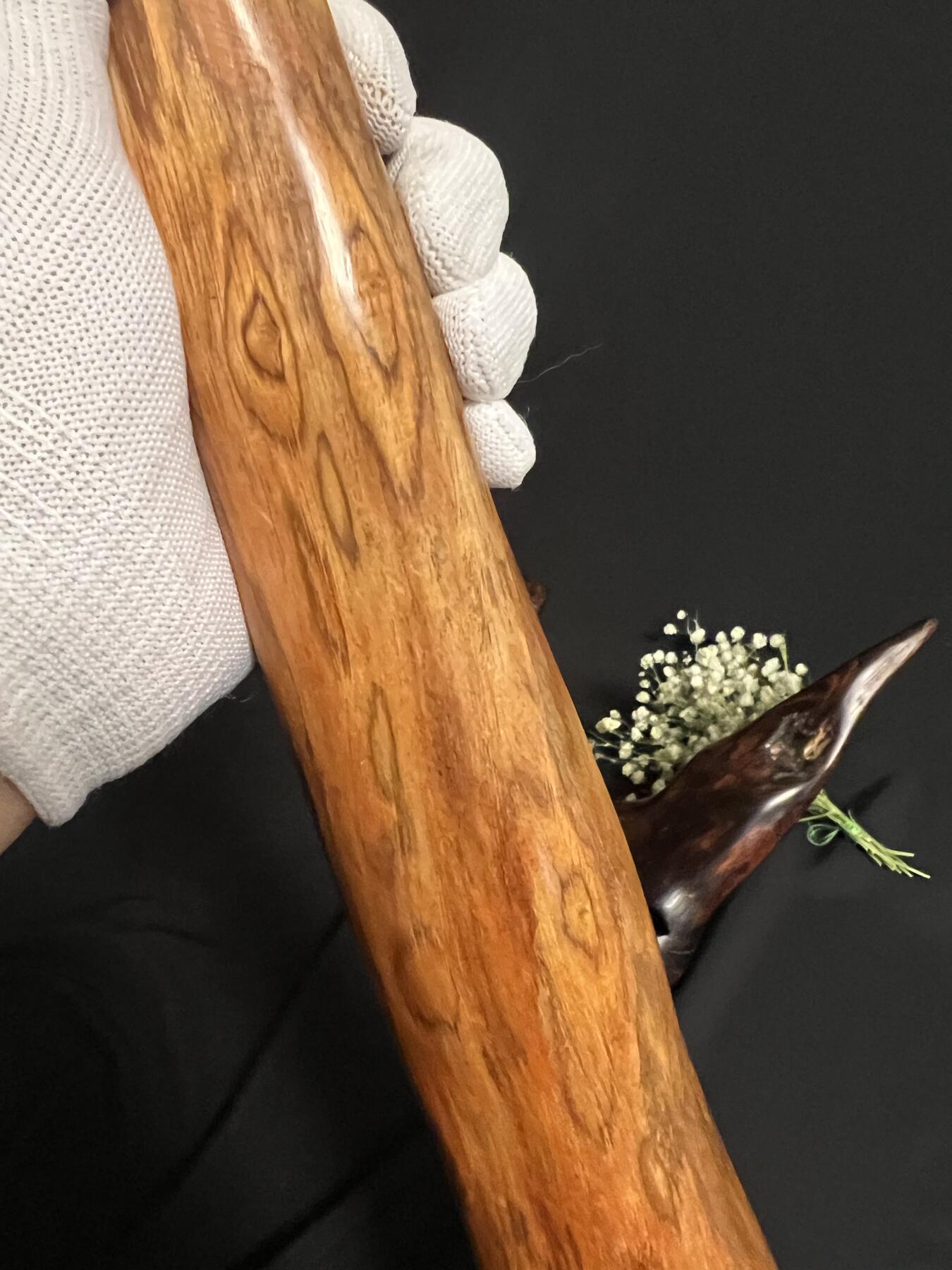 零元拍：NO.3终于在节前收到这批送出去加工的海南黄花梨随型把玩棍横财，这也许就是玩木头的乐趣吧，每一个花纹都独一无二，是自然与匠心的完美邂逅。 它保留了木材最本真的曲线，每一处起伏都像是时光在木头上留下的指纹。尺寸：405/65/35MM