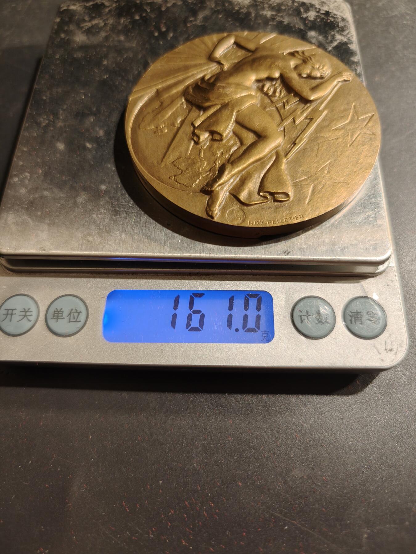 老王徽章第184期 法国电气工程总工会大铜章    原盒无盖     直径68mm    重量161g