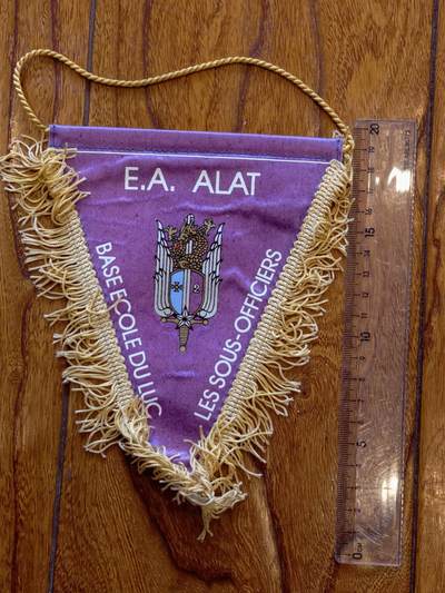凯旋世界勋赏（持续上新中）（第22期新年大拍）（欢迎送拍）（对拍品有疑问请询问客服，不接受到手刀，出价默认拍品品相。请认真阅读拍卖规则！出价默认已认可！）（收到货请录制开箱视频，无视频概不处理问题。） - 法国陆军航空兵（ALAT）勒吕克基地（Base Ecole du Luc）士官（Sous-Officiers）的小旗（Fanion），属于法国陆军航空兵学校（École de l’Aviation Légère de l’Armée de Terre, EALAT）的士官群体。