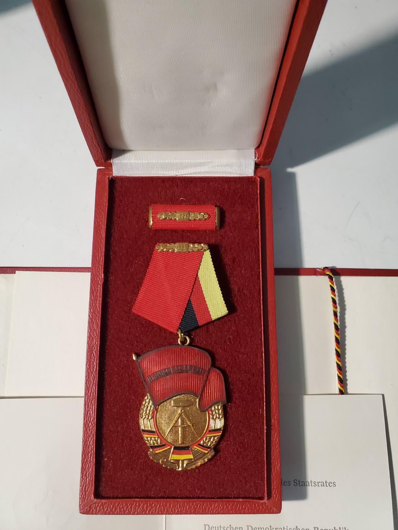 韵星假日军品类拍卖第42期 -- Rimey Holidays Militaria Auction 42 民主德国三级劳动红旗勋章盒略一套带证书，授予证明 实发好品 工战队军官事迹