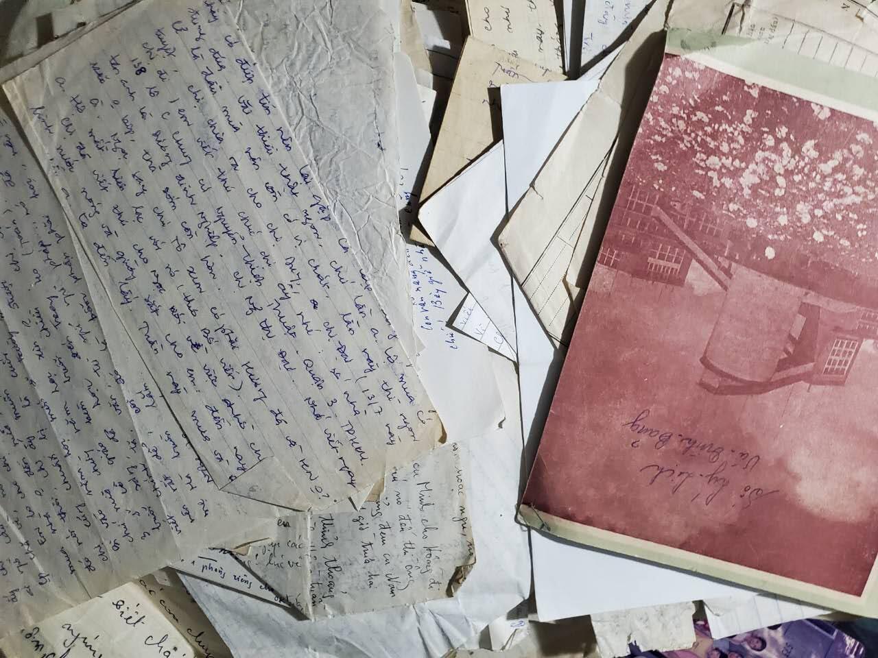 韵星假日军品类拍卖第42期 -- Rimey Holidays Militaria Auction 42 越南国防学院副院长防空系主任吴世雄家庭信件照片一套（未分类 照片和信件 文件等200张左右）