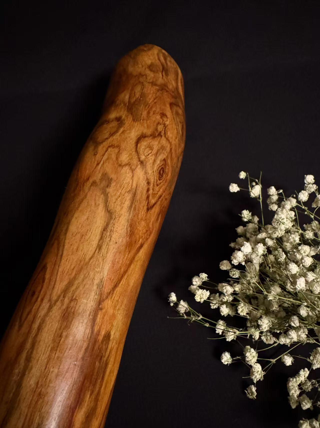 零元拍：NO.3终于在节前收到这批送出去加工的海南黄花梨随型把玩棍横财，这也许就是玩木头的乐趣吧，每一个花纹都独一无二，是自然与匠心的完美邂逅。 它保留了木材最本真的曲线，每一处起伏都像是时光在木头上留下的指纹。尺寸：405/65/35MM