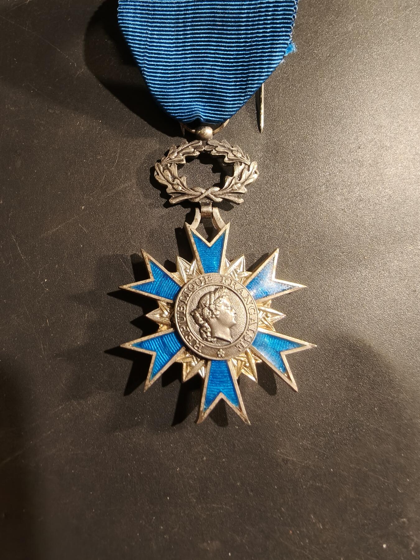 老王徽章第184期 法国骑士级国家功勋勋章     原盒     早期950银质珐琅      25.2g