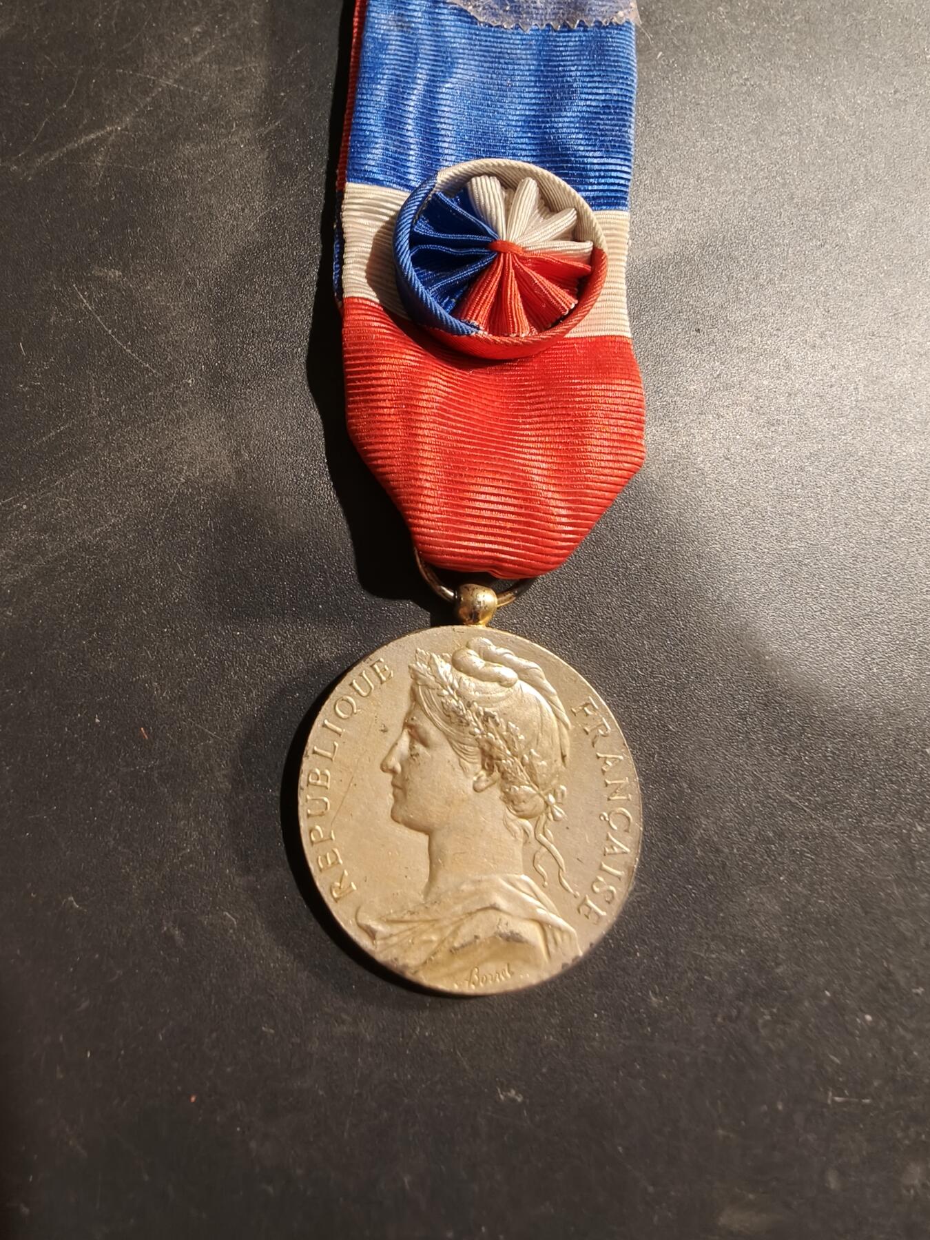 老王徽章第184期 法国金级劳工奖章   1972年实发   950银镀金    13.3g