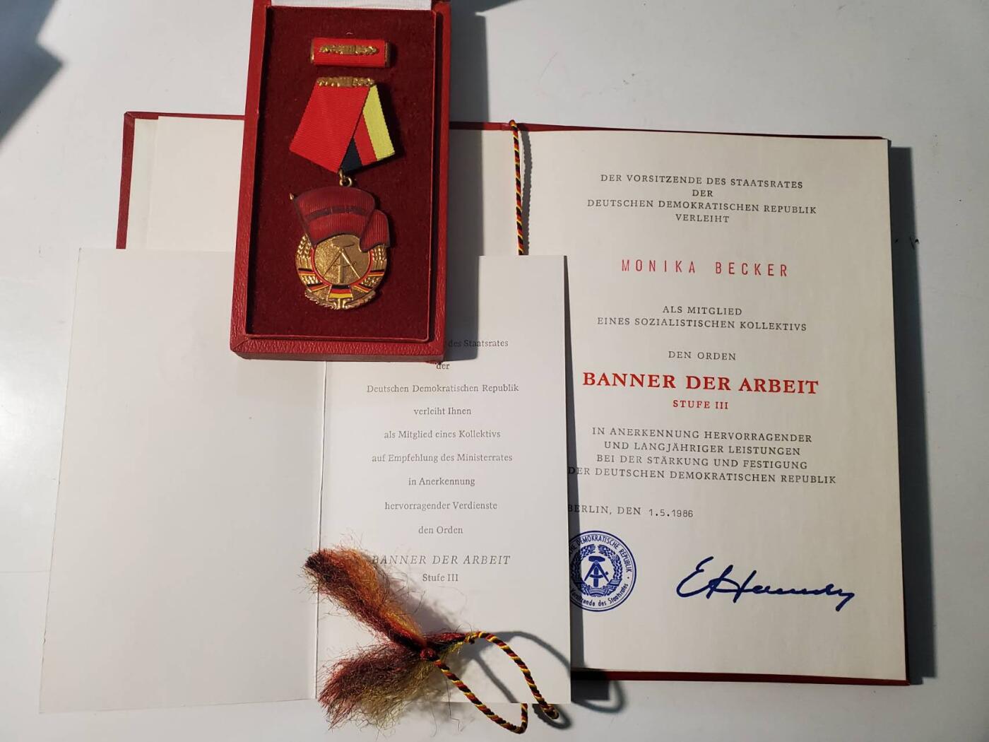 韵星假日军品类拍卖第42期 -- Rimey Holidays Militaria Auction 42 民主德国三级劳动红旗勋章盒略一套带证书，授予证明 实发好品 工战队军官事迹