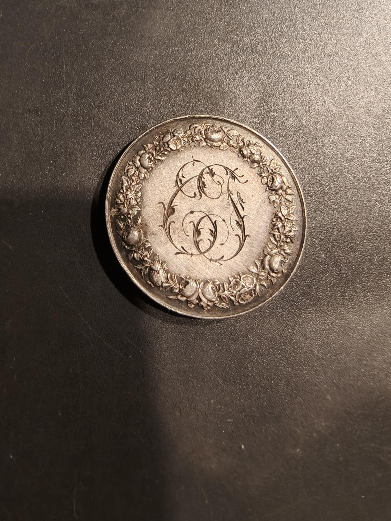 老王徽章第184期 法国婚章    950银    1899年结婚带边铭背铭    直径29mm    重量14.2g