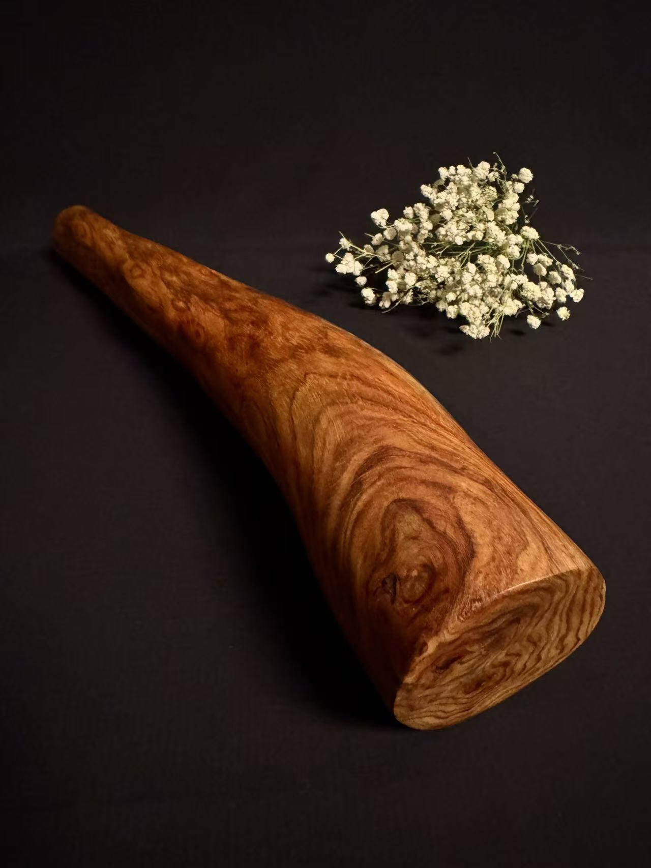 零元拍：NO.3终于在节前收到这批送出去加工的海南黄花梨随型把玩棍横财，这也许就是玩木头的乐趣吧，每一个花纹都独一无二，是自然与匠心的完美邂逅。 它保留了木材最本真的曲线，每一处起伏都像是时光在木头上留下的指纹。尺寸：405/65/35MM