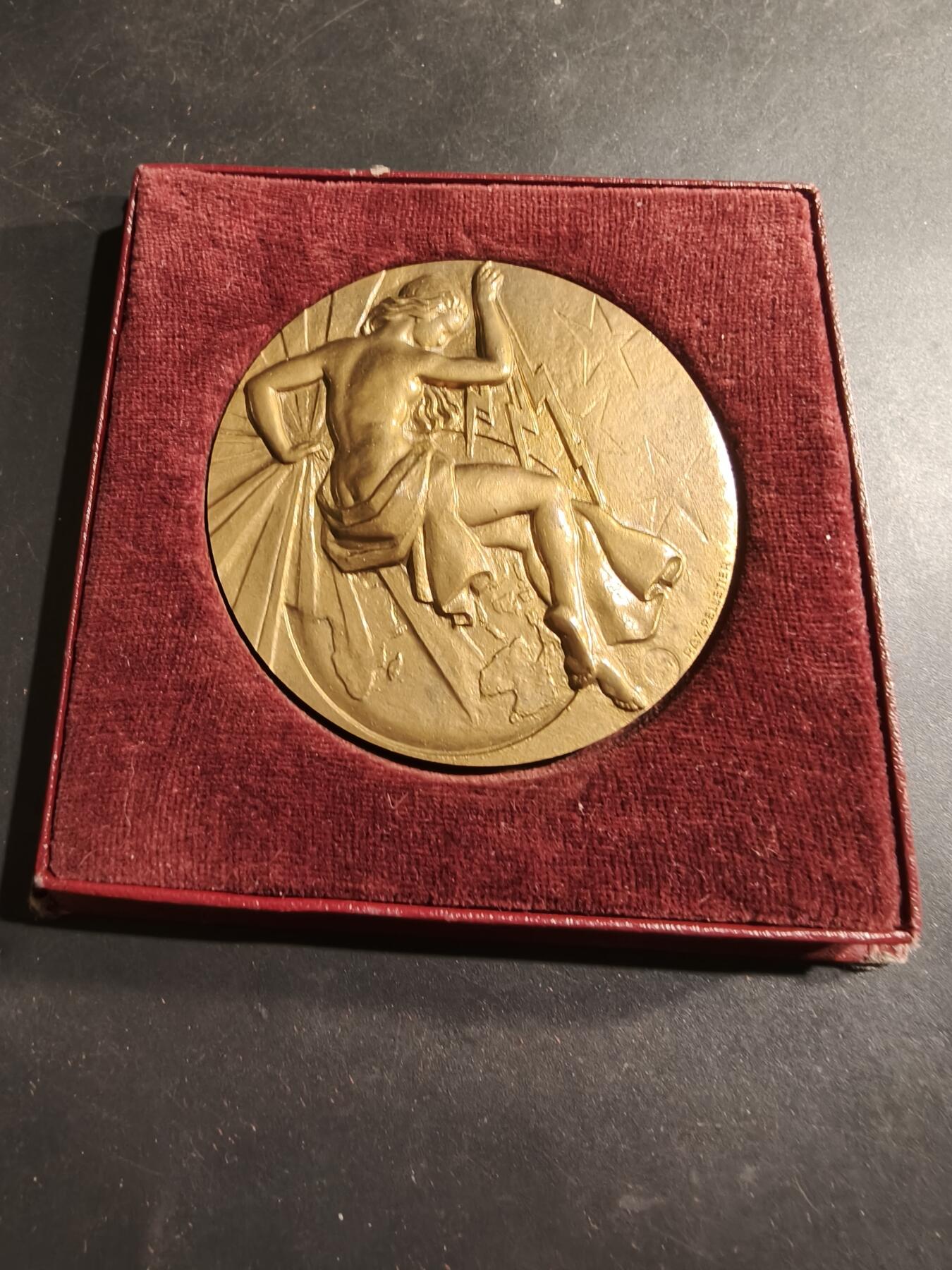 老王徽章第184期 法国电气工程总工会大铜章    原盒     直径68mm    重量162.1g