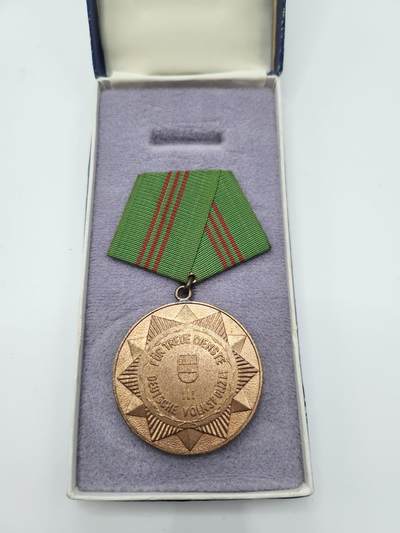 南水社第二次拍卖 德意志民主共和国人民警察忠诚服役奖章（三级/铜质）品相完好盒略齐全