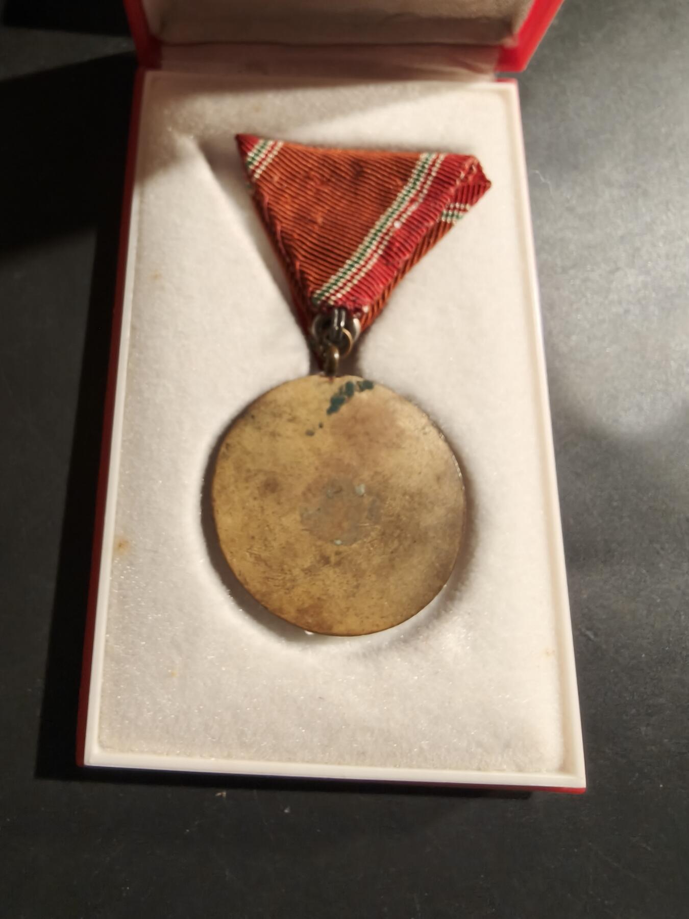 老王徽章第184期 匈牙利15周年服役纪念章    原盒   盒子有损