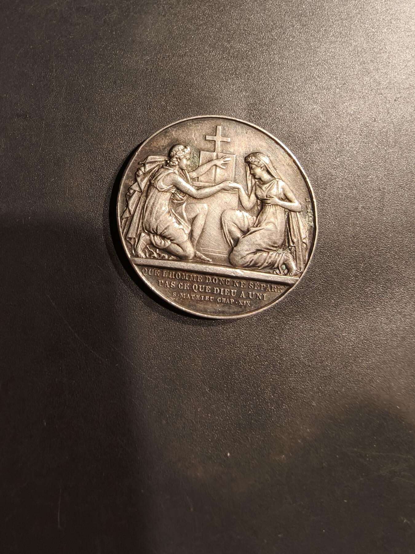 老王徽章第184期 法国婚章    950银    1899年结婚带边铭背铭    直径29mm    重量14.2g