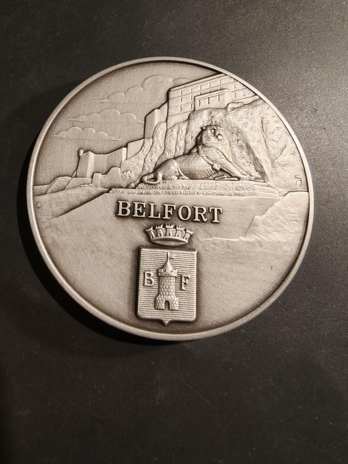 老王徽章第184期 法国贝尔福市阿尔斯通高速列车镀银大铜章    原盒盒子内衬损坏      贝尔福市代表为贝尔福雄狮     直径80mm     重量248.4g