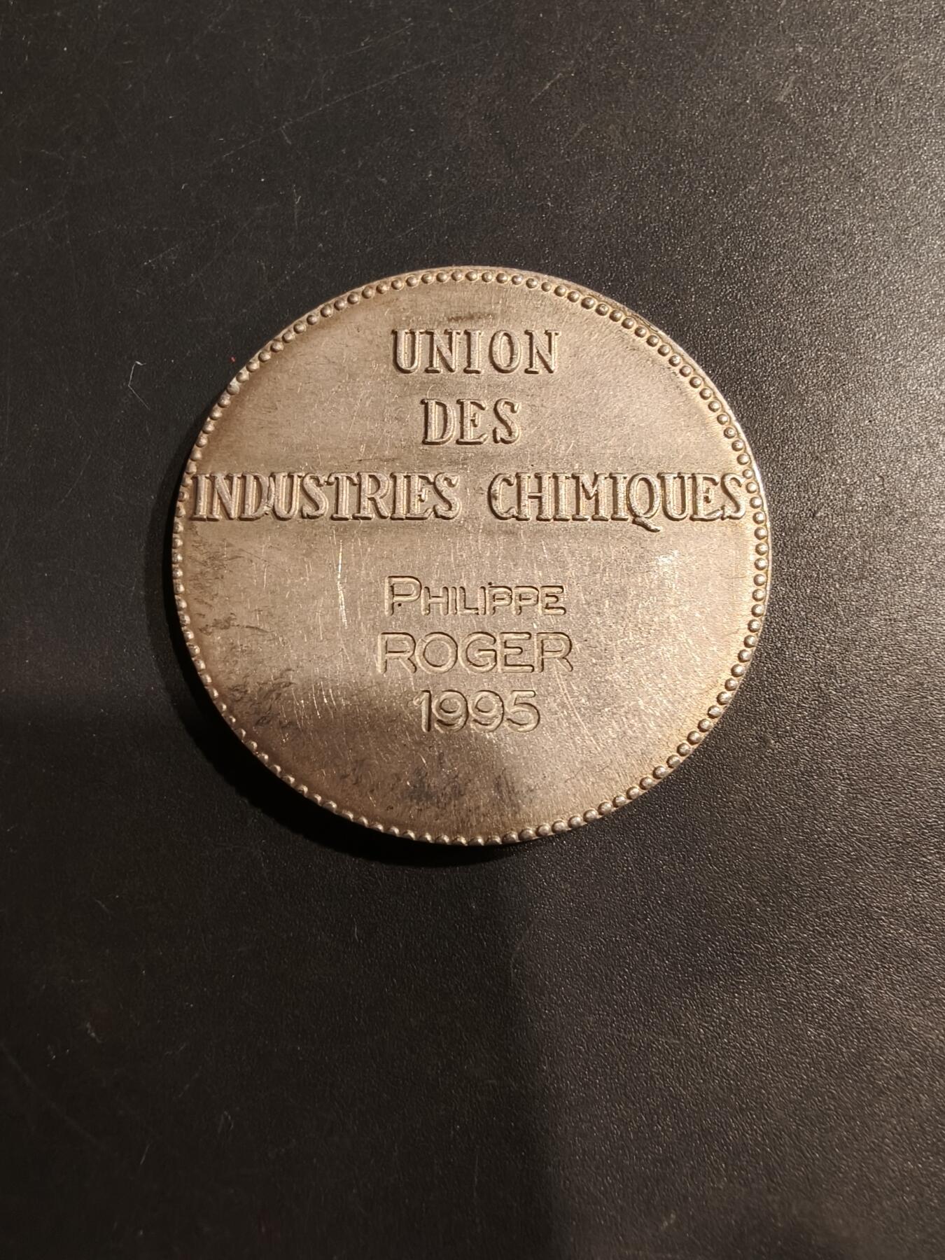 老王徽章第184期 法国化工联盟大银章    950银实发     直径37mm    重量21.2g