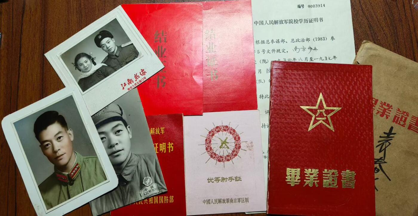 马到成功 迎新年  精品专场 抗美老军官一套证书带照片 品相很好毕业证甚至带原套很难得，从照片上也看得出来老前辈履历相当丰富，获得了解放奖章，朝鲜军功奖章，抗美援朝慰问纪念章等等。 同时这位老前辈也是个多面手，重机枪轻机枪手枪样样精通。