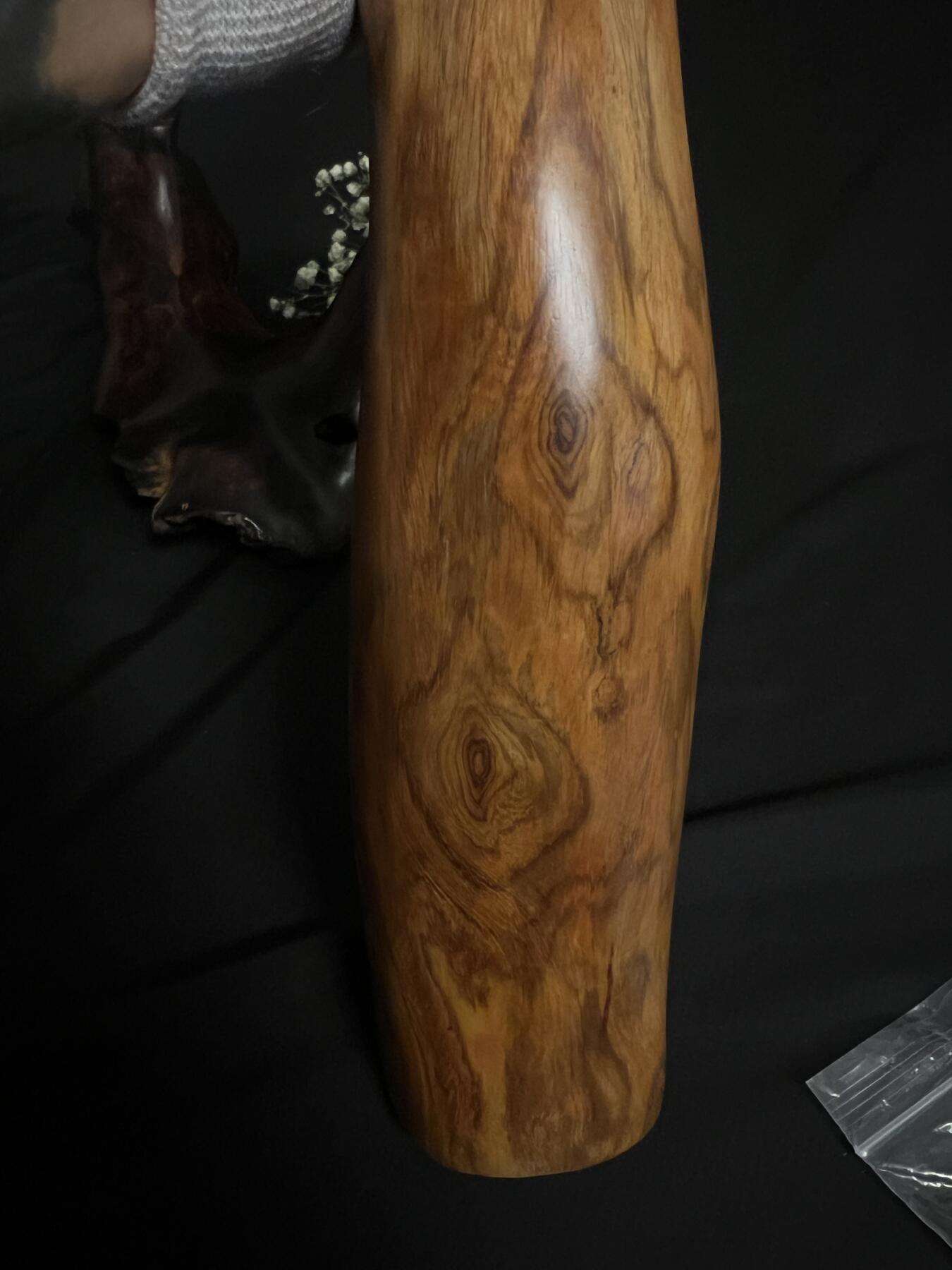 零元拍：NO.3终于在节前收到这批送出去加工的海南黄花梨随型把玩棍横财，这也许就是玩木头的乐趣吧，每一个花纹都独一无二，是自然与匠心的完美邂逅。 它保留了木材最本真的曲线，每一处起伏都像是时光在木头上留下的指纹。尺寸：405/65/35MM