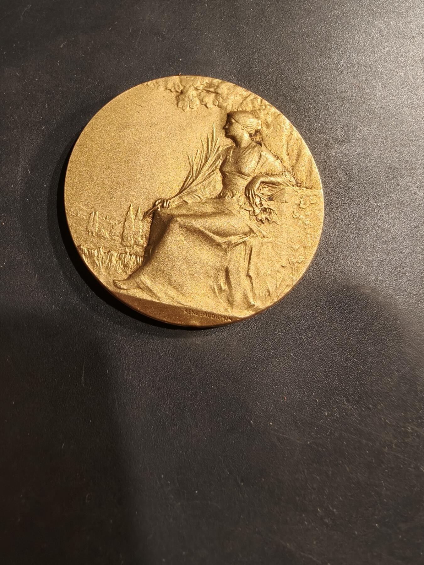 老王徽章第184期 法国1925年第32届拉罗谢尔地区节日镀金大铜章    原盒     勒内鲍迪雄作品     直径46mm     重量41.7g