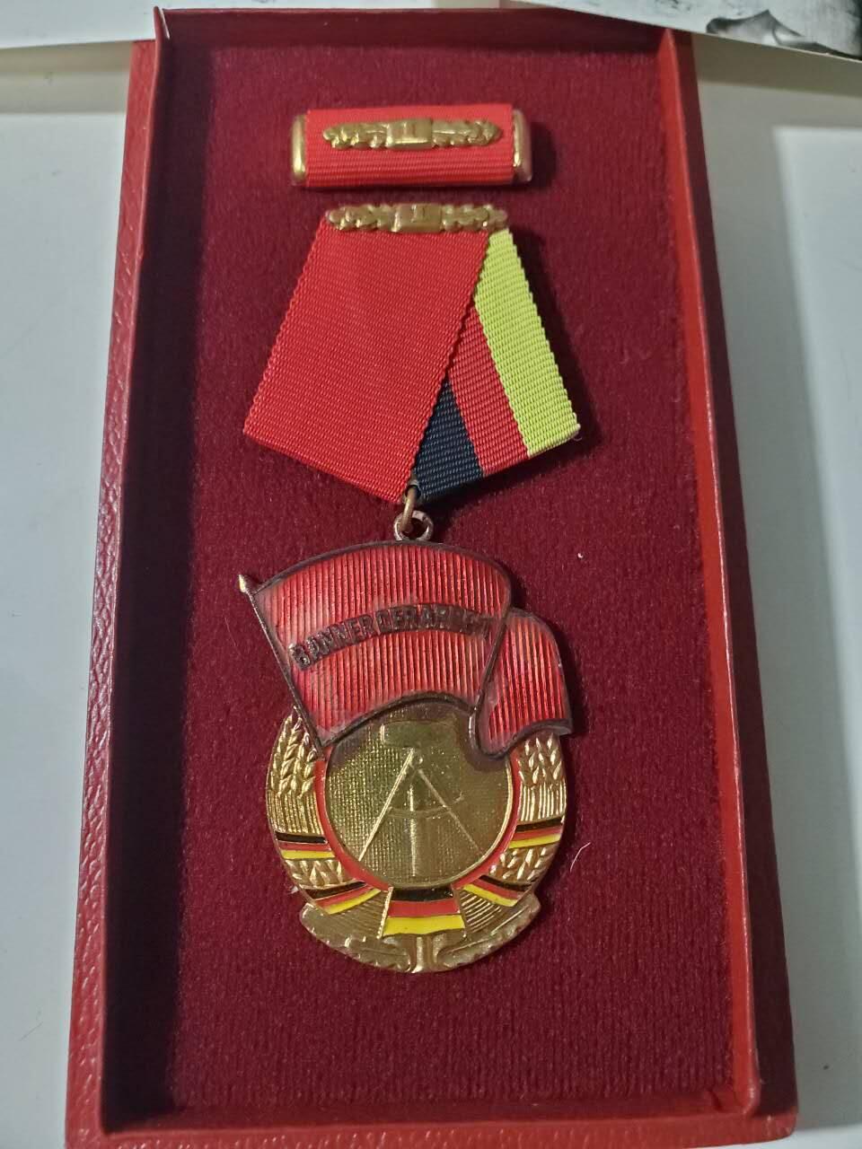 韵星假日军品类拍卖第42期 -- Rimey Holidays Militaria Auction 42 民主德国一级劳动红旗勋章带盒略一套和两张工战队照片 工战队为检阅举旗和军官视察 稀少题材 均为军队官方洗出（为上两组拍品原主部队）非后洗 勋章一级少见