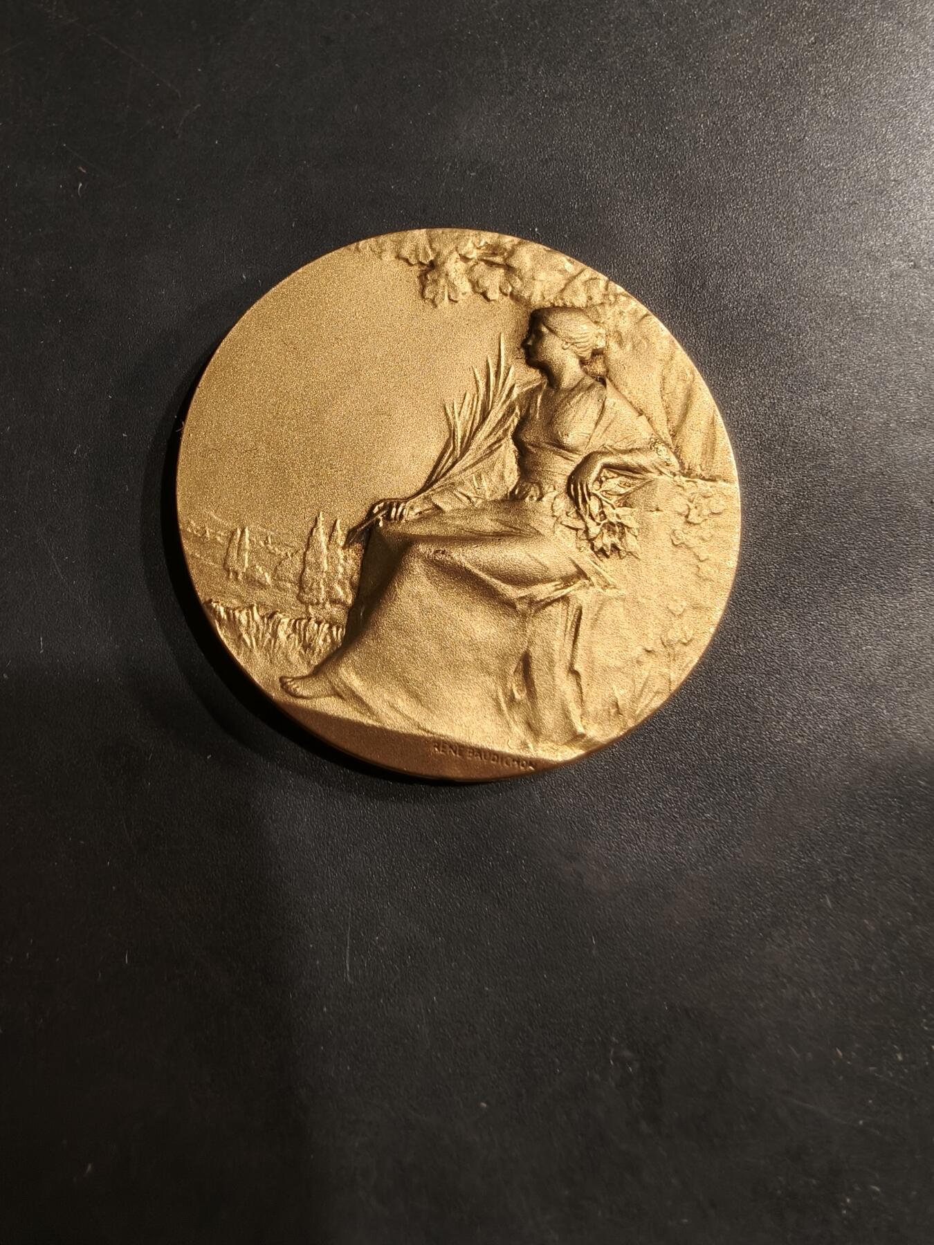 老王徽章第184期 法国1925年第32届拉罗谢尔地区节日镀金大铜章    原盒     勒内鲍迪雄作品     直径46mm     重量40.9g