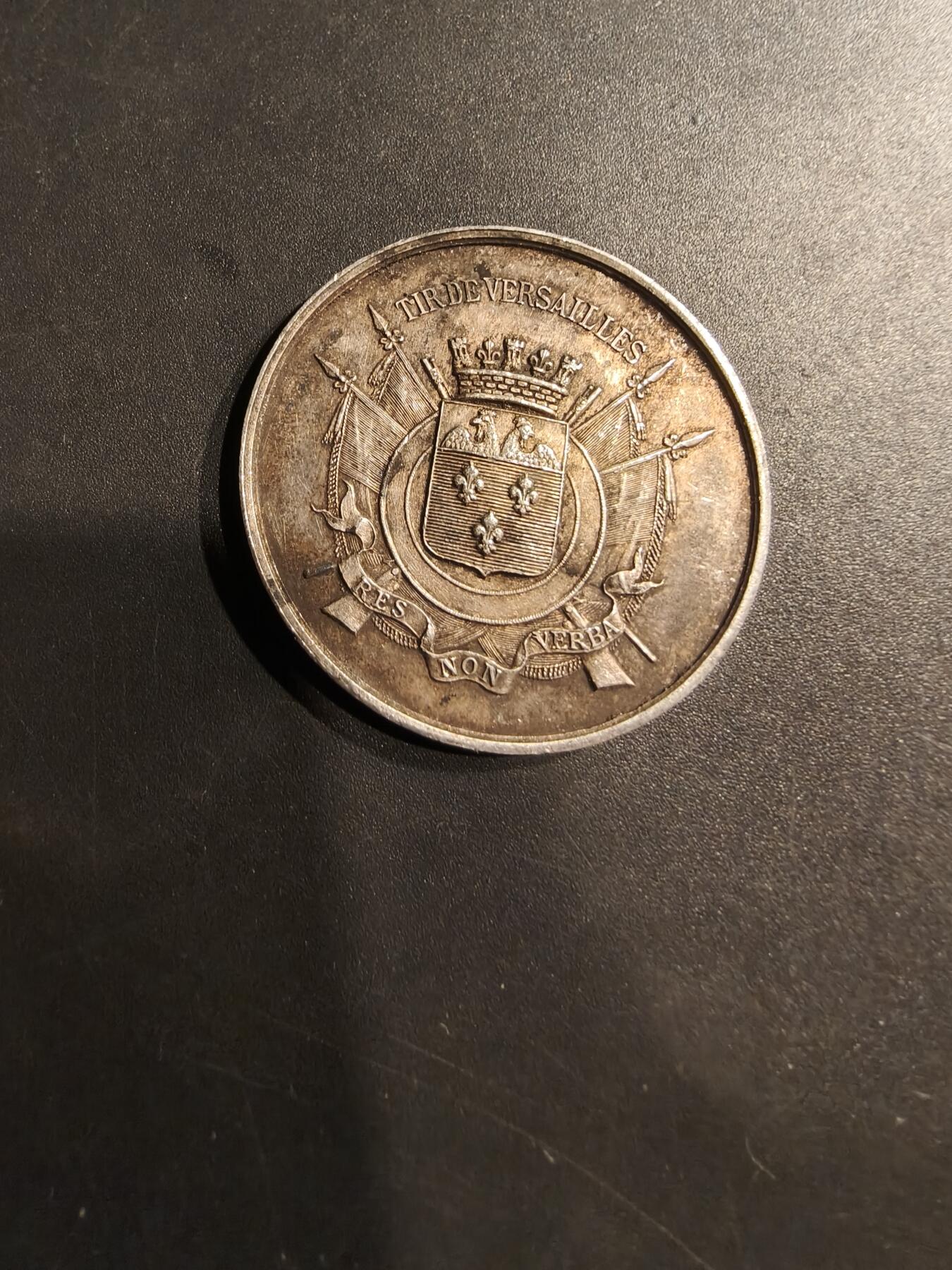 老王徽章第184期 法国凡尔赛射击协会大银章     950银    直径33mm    重量15.9g
