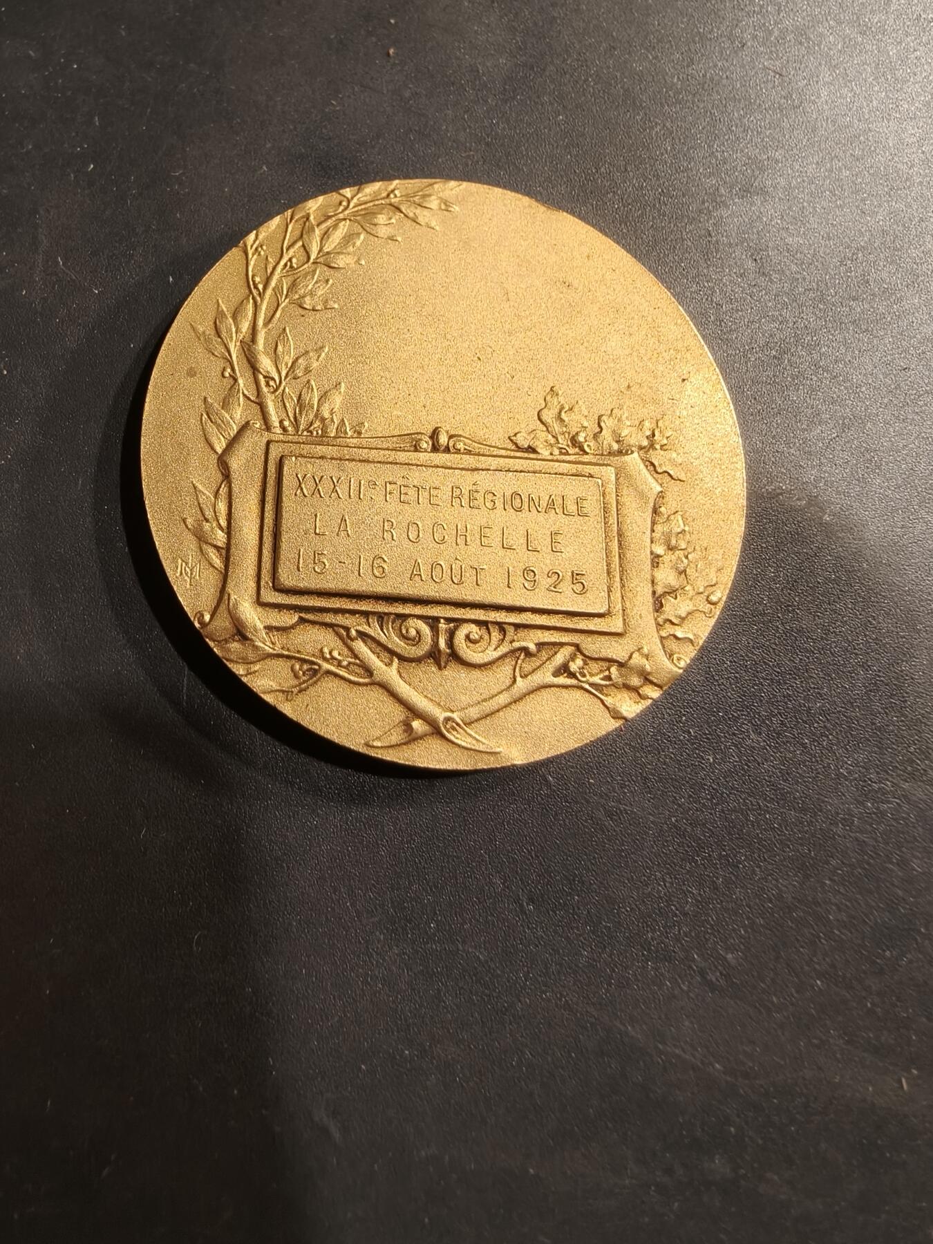 老王徽章第184期 法国1925年第32届拉罗谢尔地区节日镀金大铜章    原盒     勒内鲍迪雄作品     直径46mm     重量41.7g