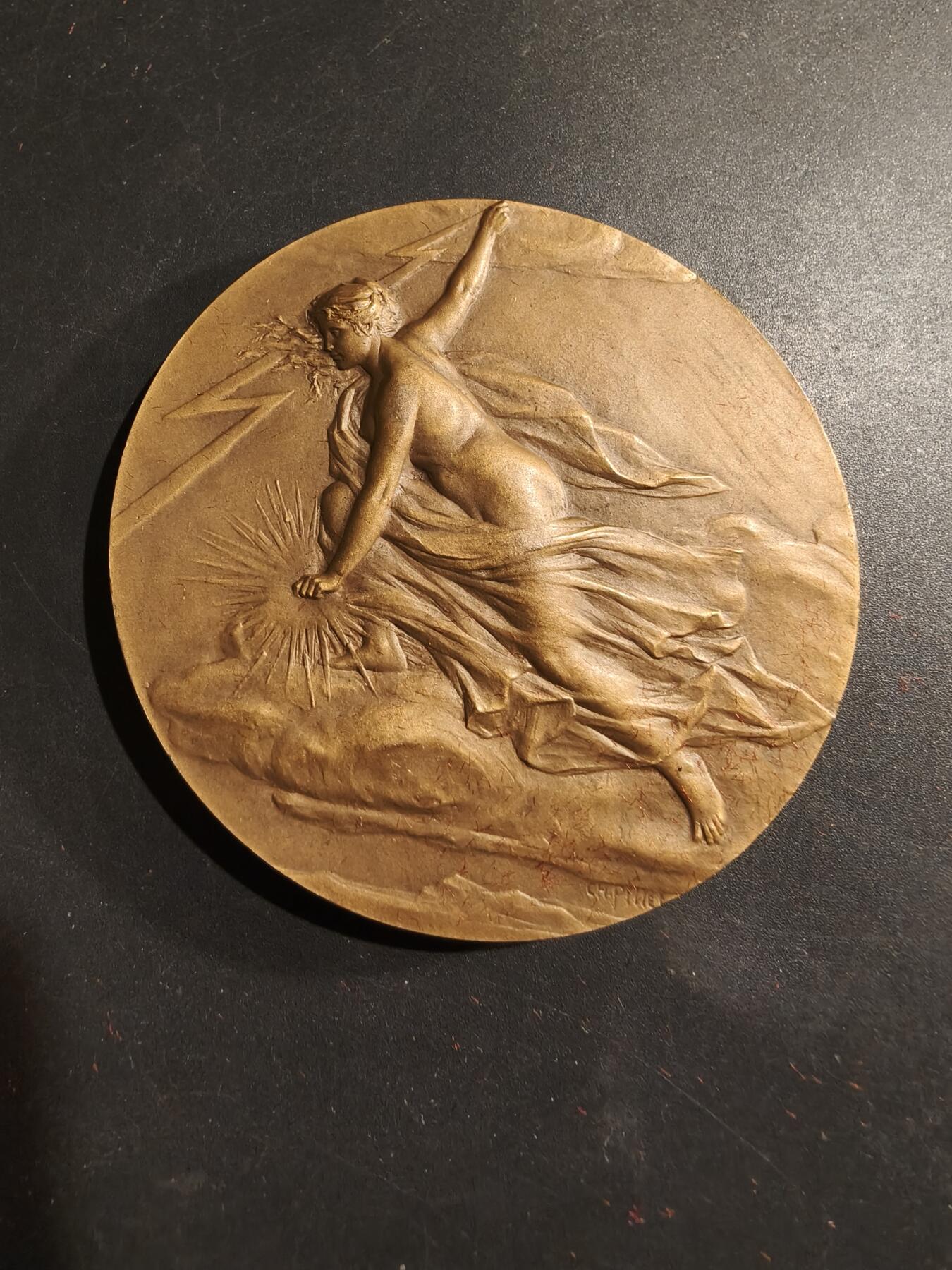 老王徽章第184期 法国电力建设总工会大铜章    大师皮列作品     原盒     直径68mm     重量150g