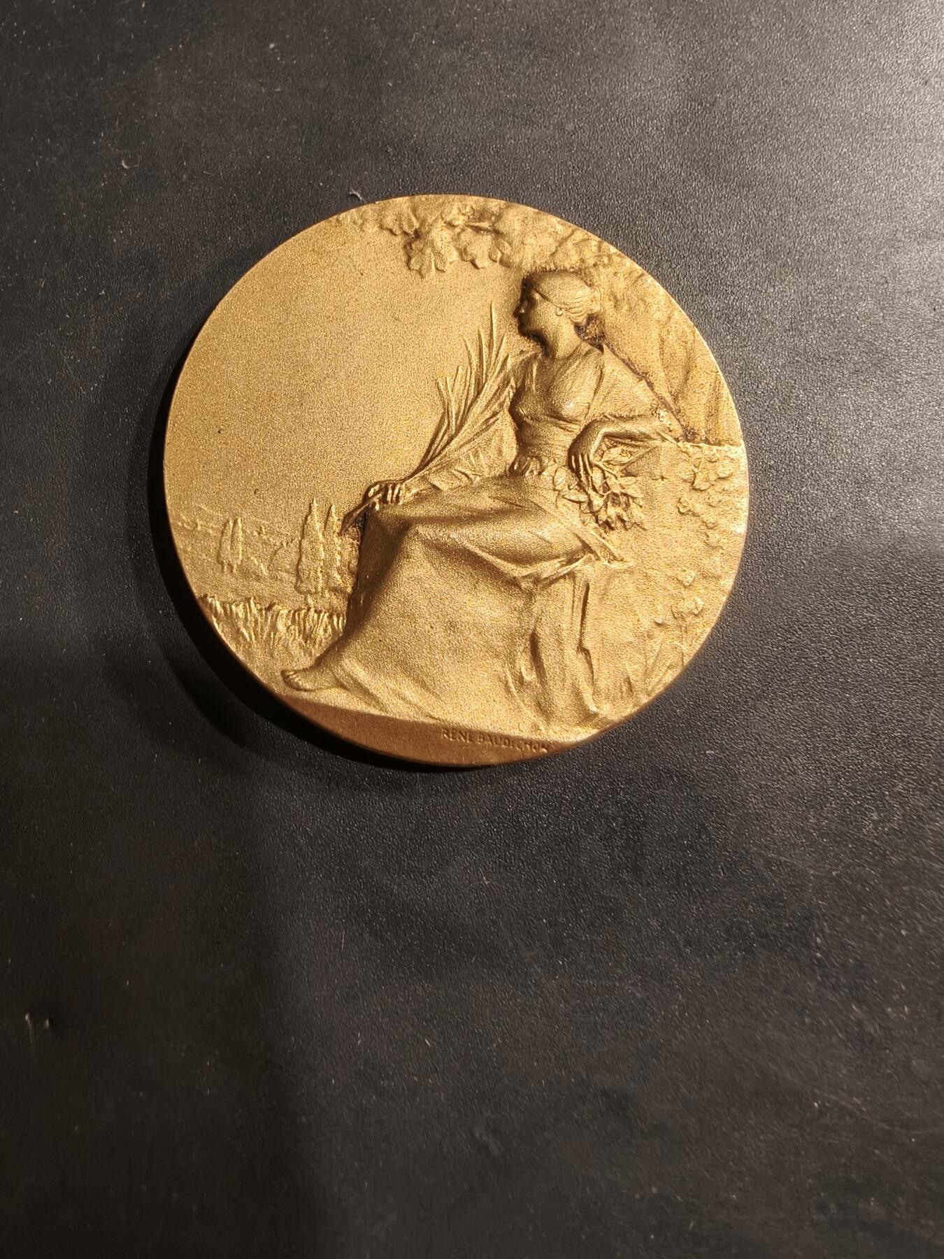 老王徽章第184期 法国1925年第32届拉罗谢尔地区节日镀金大铜章    原盒     勒内鲍迪雄作品     直径46mm     重量41.4g