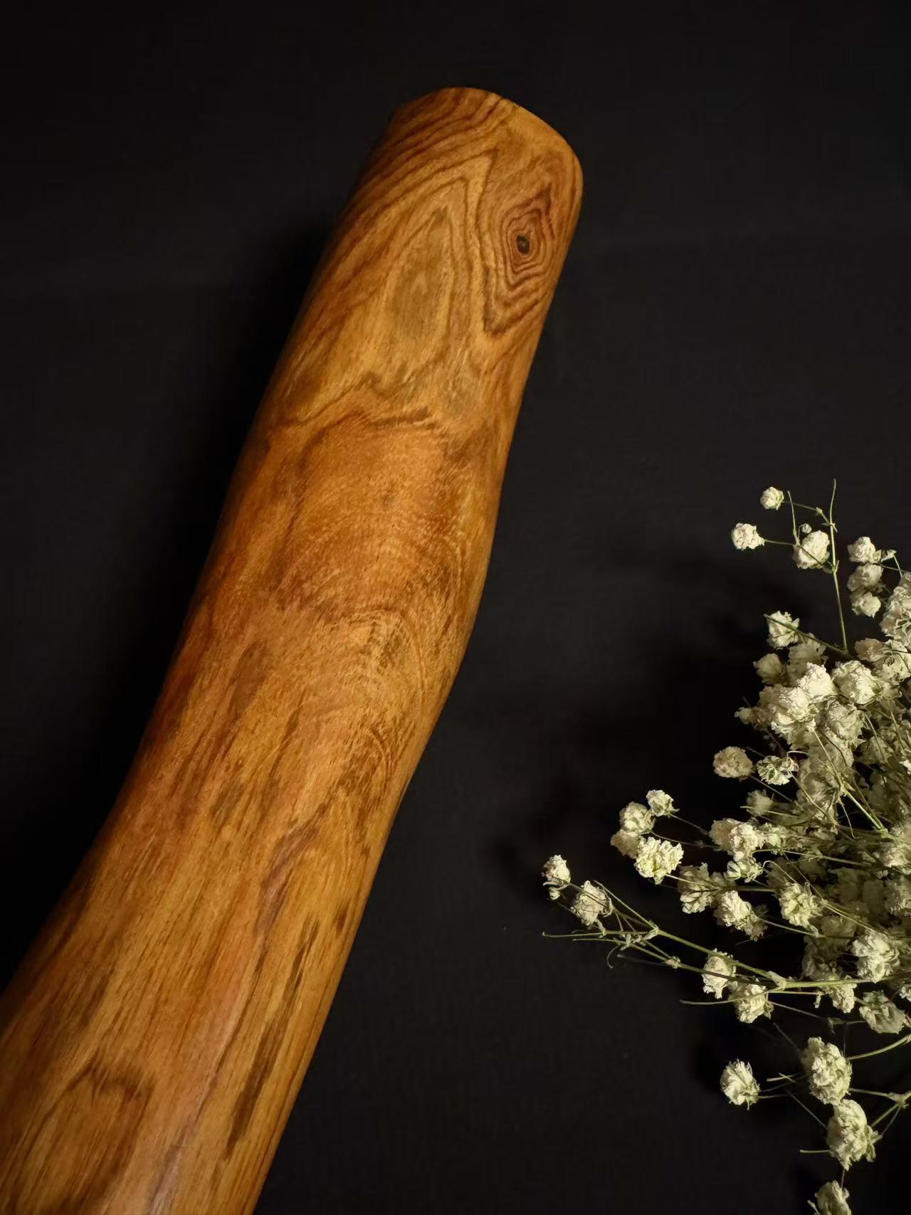 零元拍：NO.3终于在节前收到这批送出去加工的海南黄花梨随型把玩棍横财，这也许就是玩木头的乐趣吧，每一个花纹都独一无二，是自然与匠心的完美邂逅。 它保留了木材最本真的曲线，每一处起伏都像是时光在木头上留下的指纹。尺寸：405/65/35MM