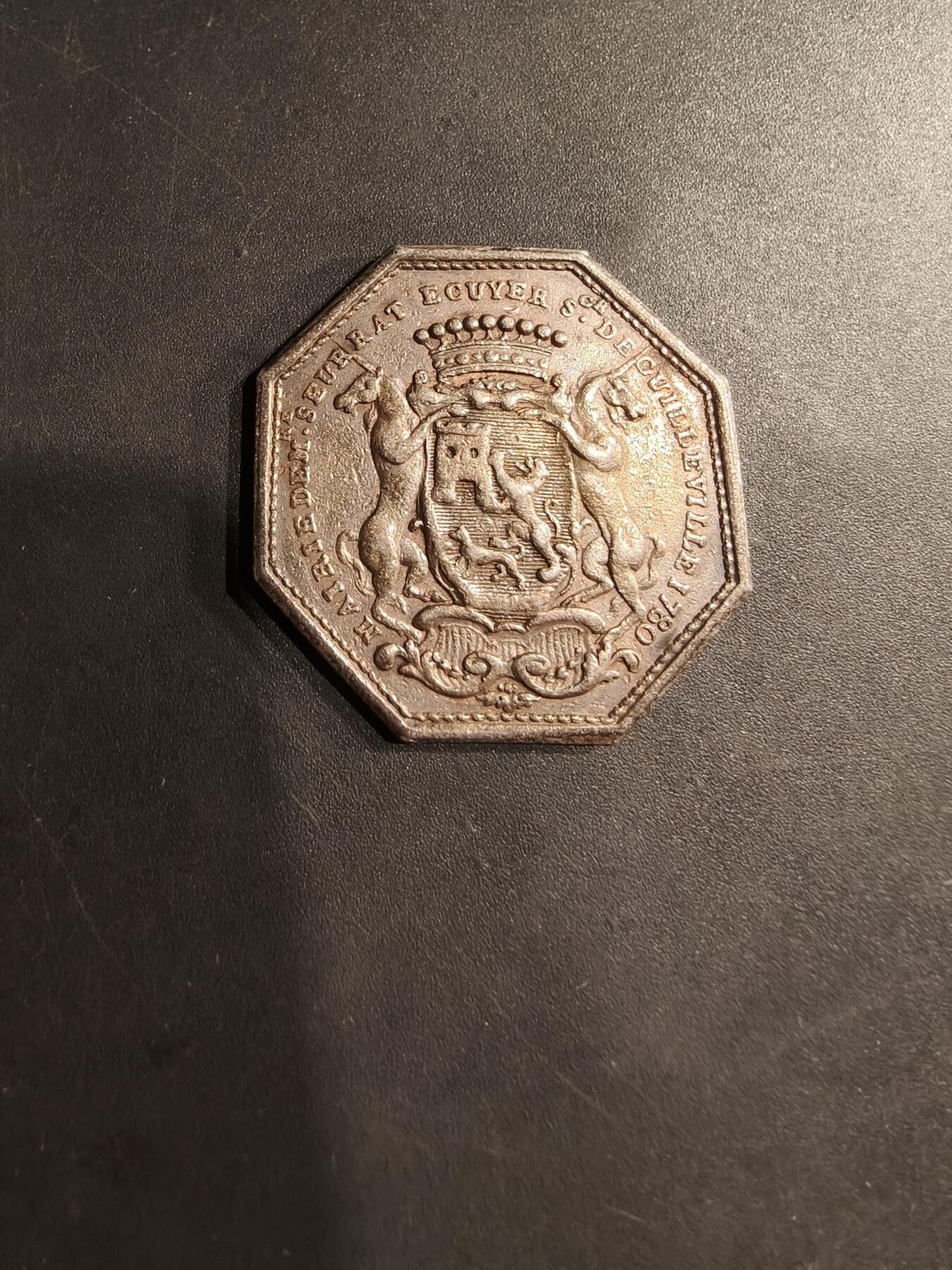 老王徽章第184期 法国1780年奥尔良市政厅八角银章     950银原铸无边铭   正面为奥尔良守护者，手持剑盾的圣女贞德      直径32mm    重量13.2g