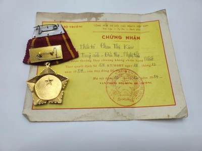 南水社第二次拍卖 1984年中越冲突期间 越南一级抗战勋章 少校潘氏金（应当为女性,稀少女性得主） 实发证书1655号