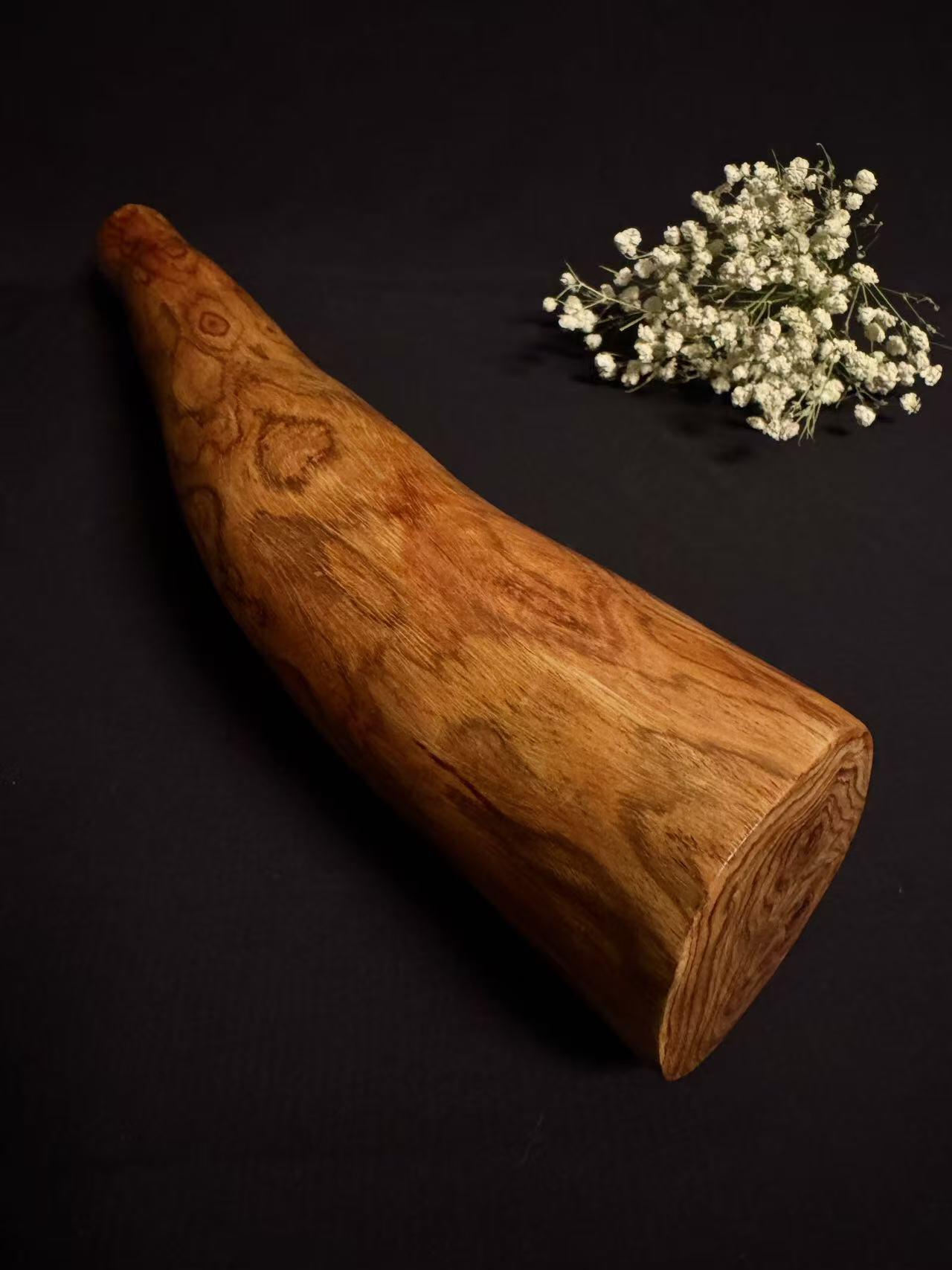 零元拍：NO.3终于在节前收到这批送出去加工的海南黄花梨随型把玩棍横财，这也许就是玩木头的乐趣吧，每一个花纹都独一无二，是自然与匠心的完美邂逅。 它保留了木材最本真的曲线，每一处起伏都像是时光在木头上留下的指纹。尺寸：405/65/35MM