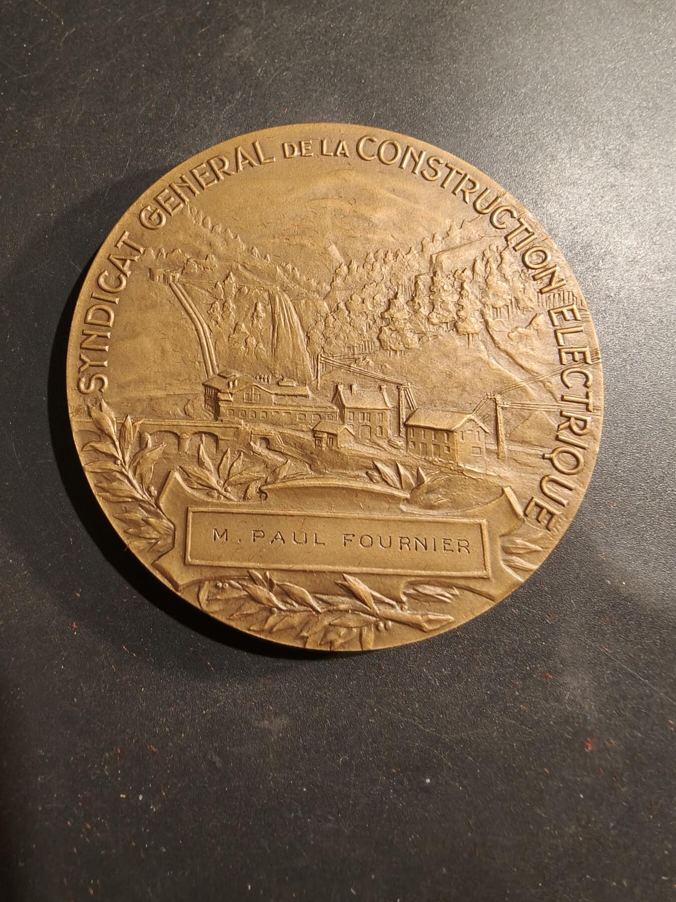 老王徽章第184期 法国电力建设总工会大铜章    大师皮列作品     原盒     直径68mm     重量150g
