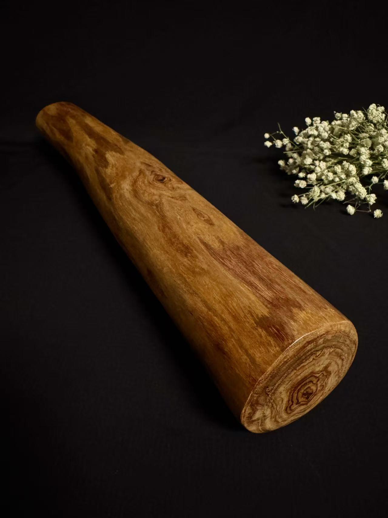 零元拍：NO.2终于在节前收到这批送出去加工的海南黄花梨随型把玩棍横财，这也许就是玩木头的乐趣吧，每一个花纹都独一无二，是自然与匠心的完美邂逅。 它保留了木材最本真的曲线，每一处起伏都像是时光在木头上留下的指纹。尺寸：390/60/50MM