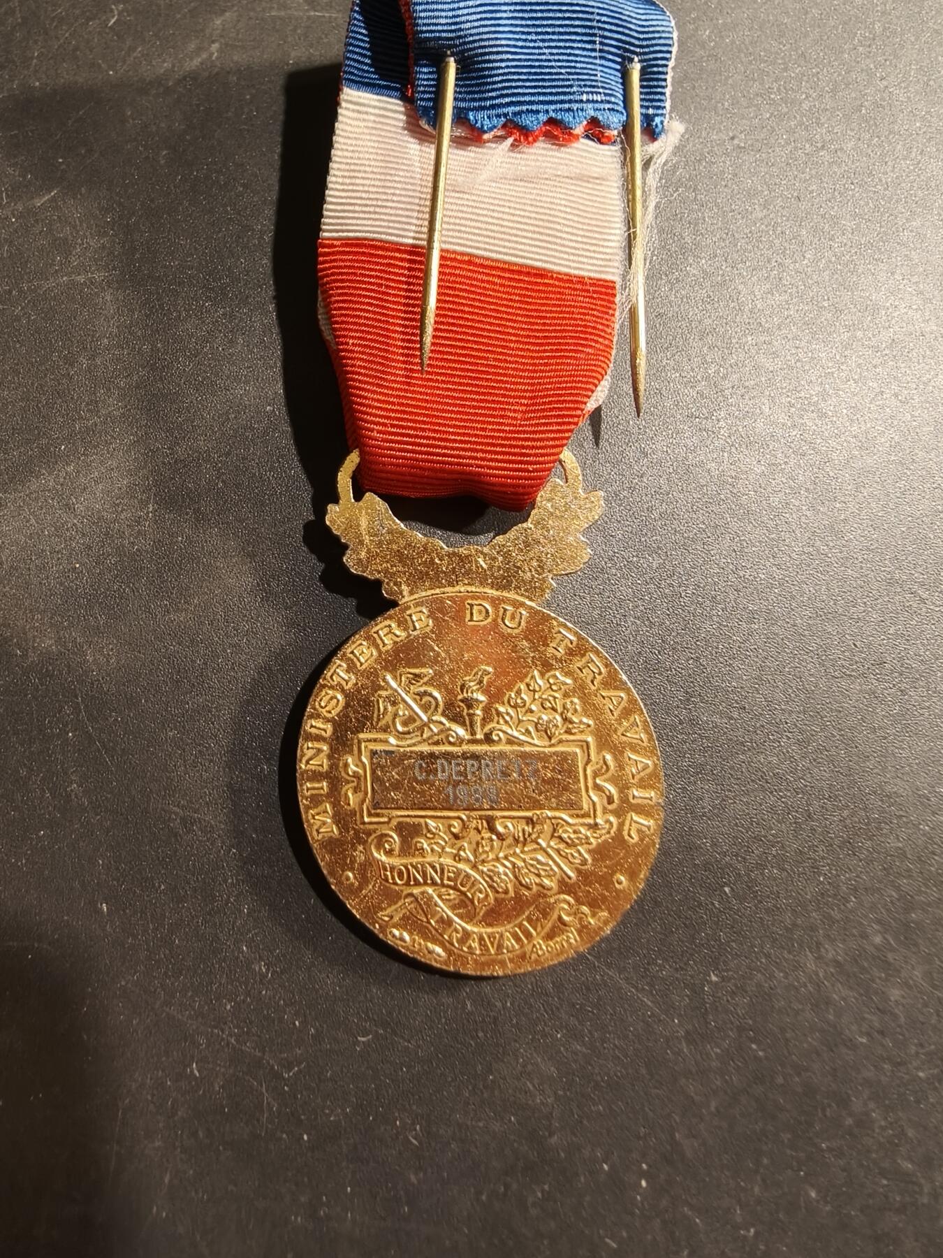 老王徽章第184期 法国金级劳工奖章    1988年实发   925银镀金    金棕榈勋饰     15.8g