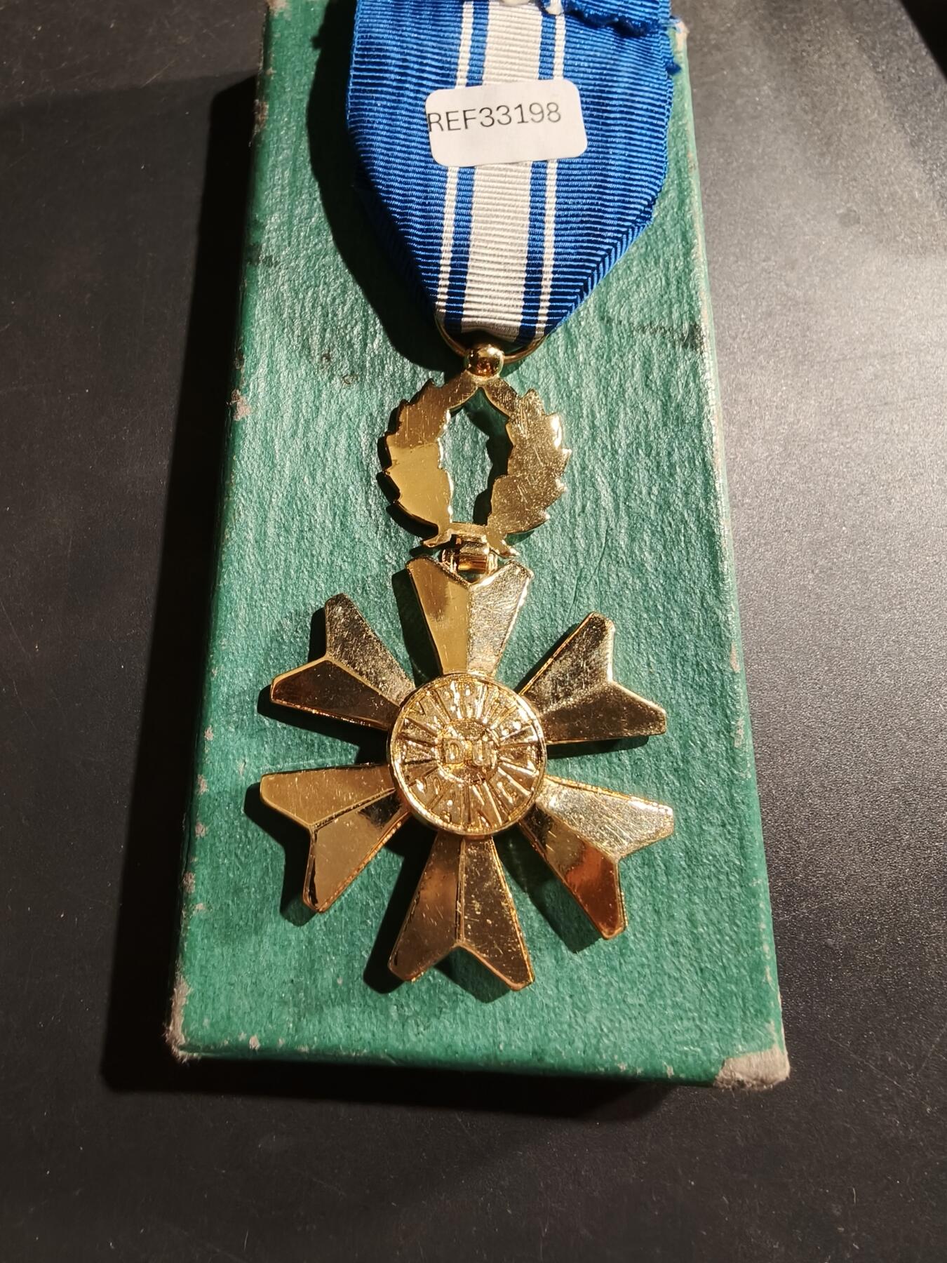 老王徽章第184期 法国军官级献血功绩勋章    带纸盒