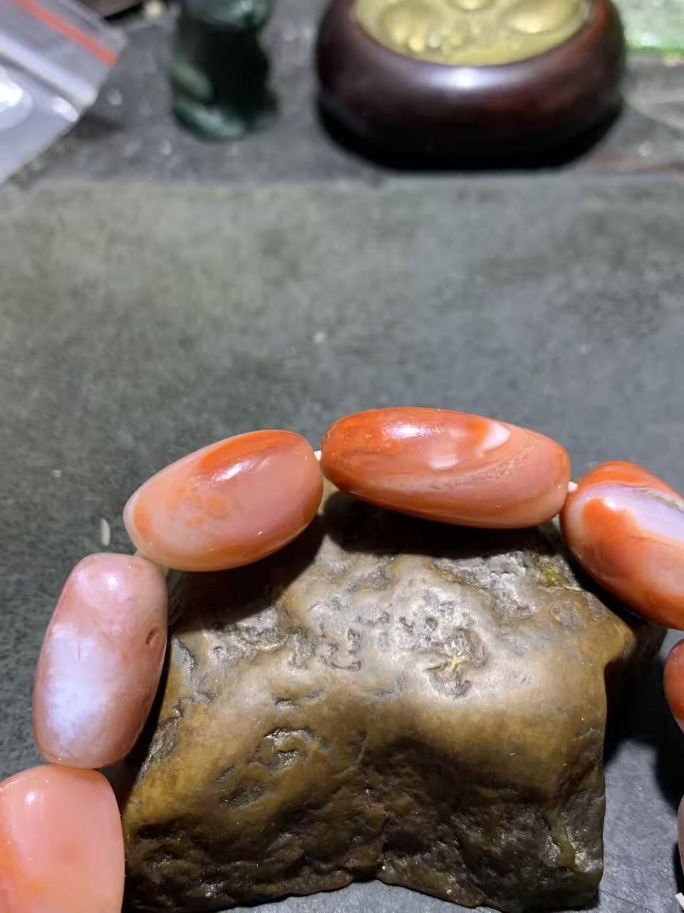 川料红白南红玛瑙随形单圈手串一条，