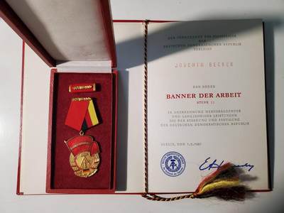 韵星假日军品类拍卖第42期 -- Rimey Holidays Militaria Auction 42 - 民主德国二级劳动红旗勋章盒略一套带证书 实发好品 工战队军官事迹