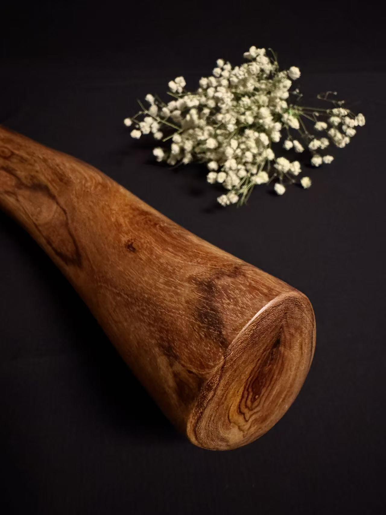 零元拍：NO.1终于在节前收到这批送出去加工的海南黄花梨随型把玩棍横财，这也许就是玩木头的乐趣吧，每一个花纹都独一无二，是自然与匠心的完美邂逅。 它保留了木材最本真的曲线，每一处起伏都像是时光在木头上留下的指纹。尺寸：545/50/35MM