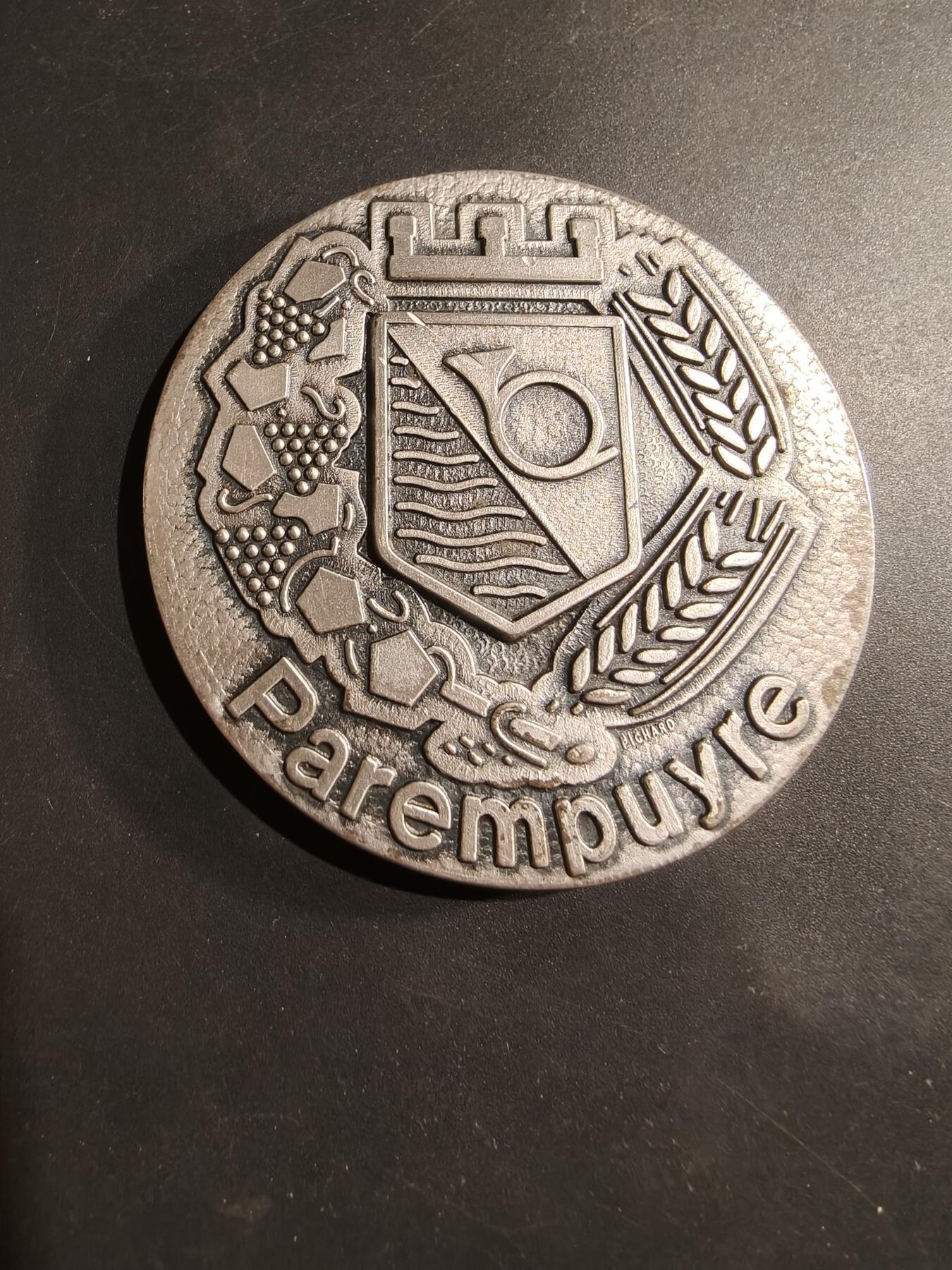 老王徽章第184期 法国帕朗普尔镇镀银大铜章     原盒     直径64mm    重量155.2g