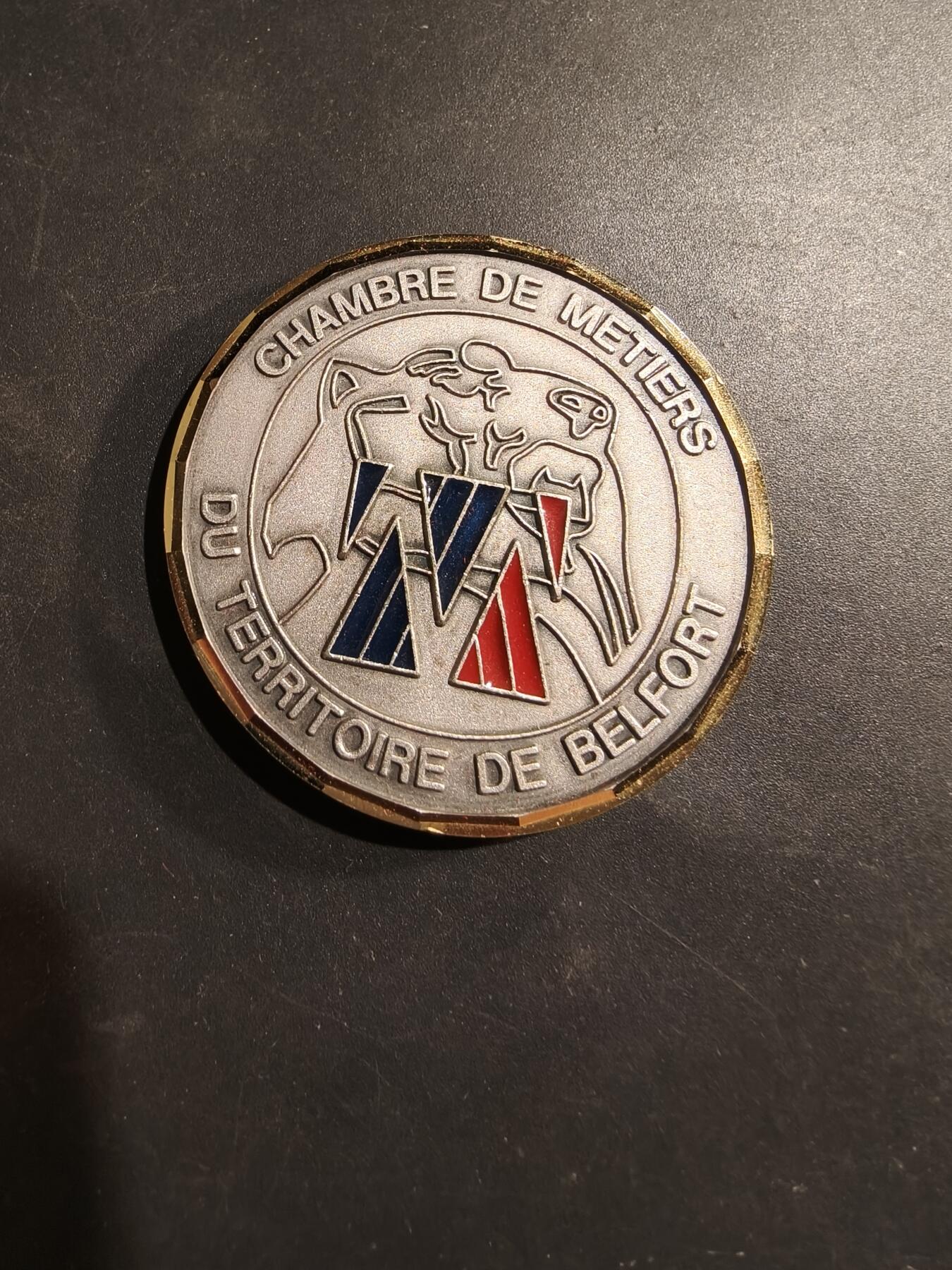 老王徽章第184期 法国贝尔福地区手工业与工艺商会纪念章     原盒    直径50mm    重量58.3g