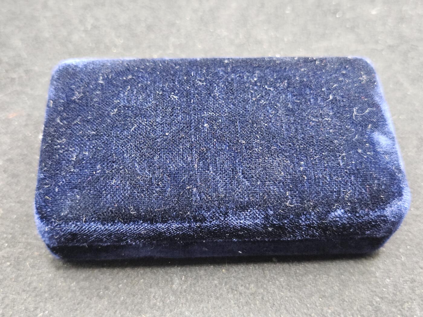 0元起拍勋章 第335期 咸鱼国勋章拍卖专场 2月25日（周三）下午6：00开始 菊花纹勋章挂带盒