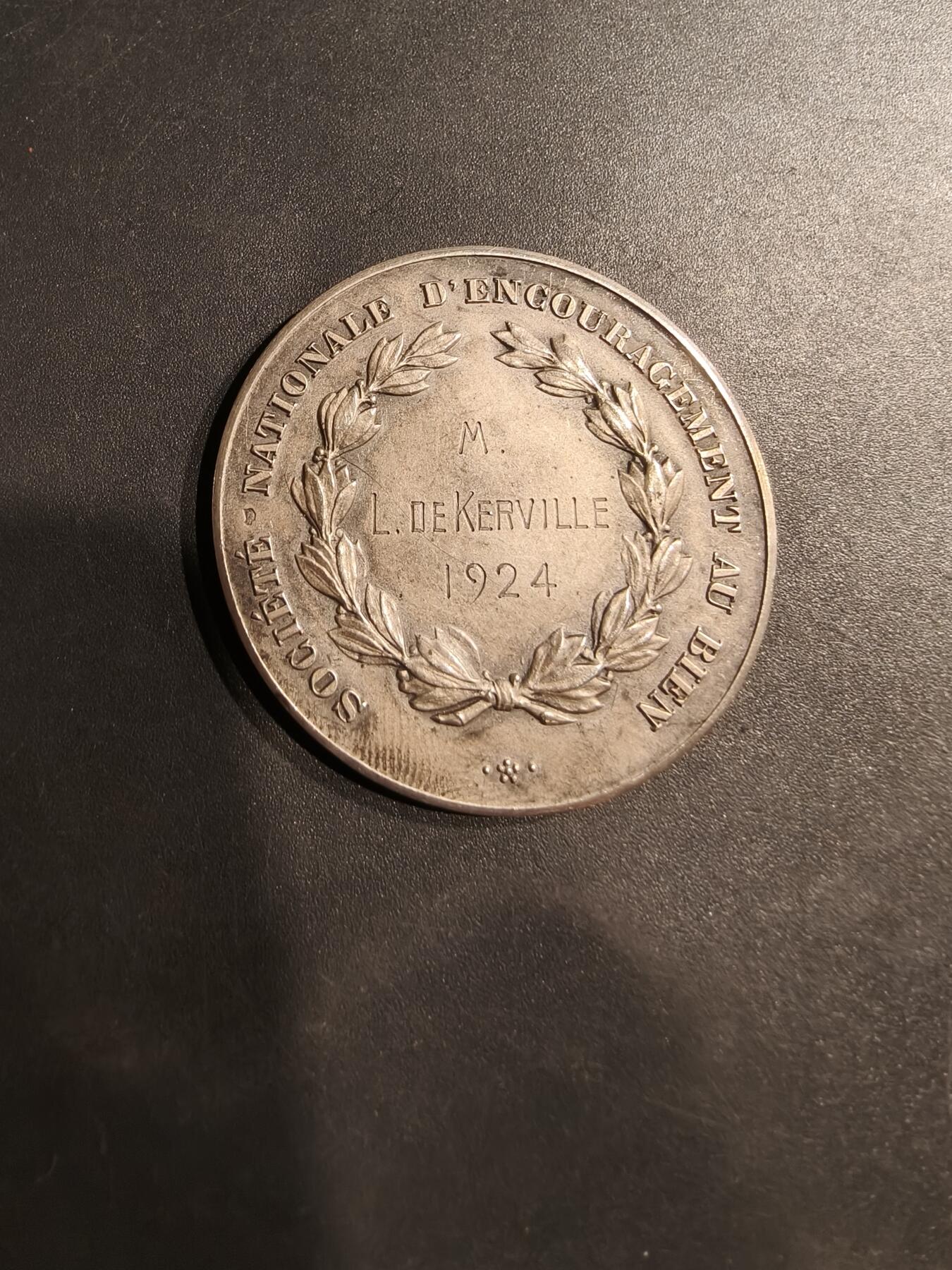 老王徽章第184期 法国国家工业促进会大银章     950银     1924年实发    直径36mm    重量20g