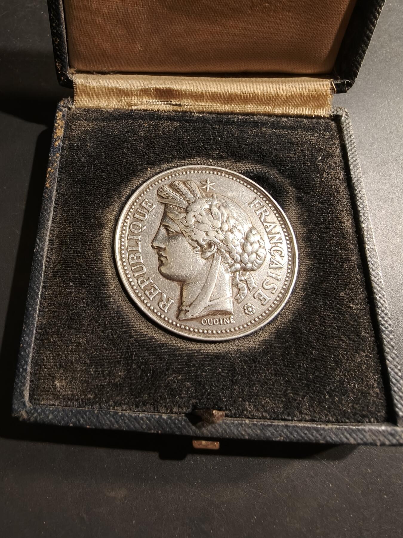 老王徽章第184期 法国行政法院大银章     原盒     925银1976年实发      直径41mm     重量36.1g