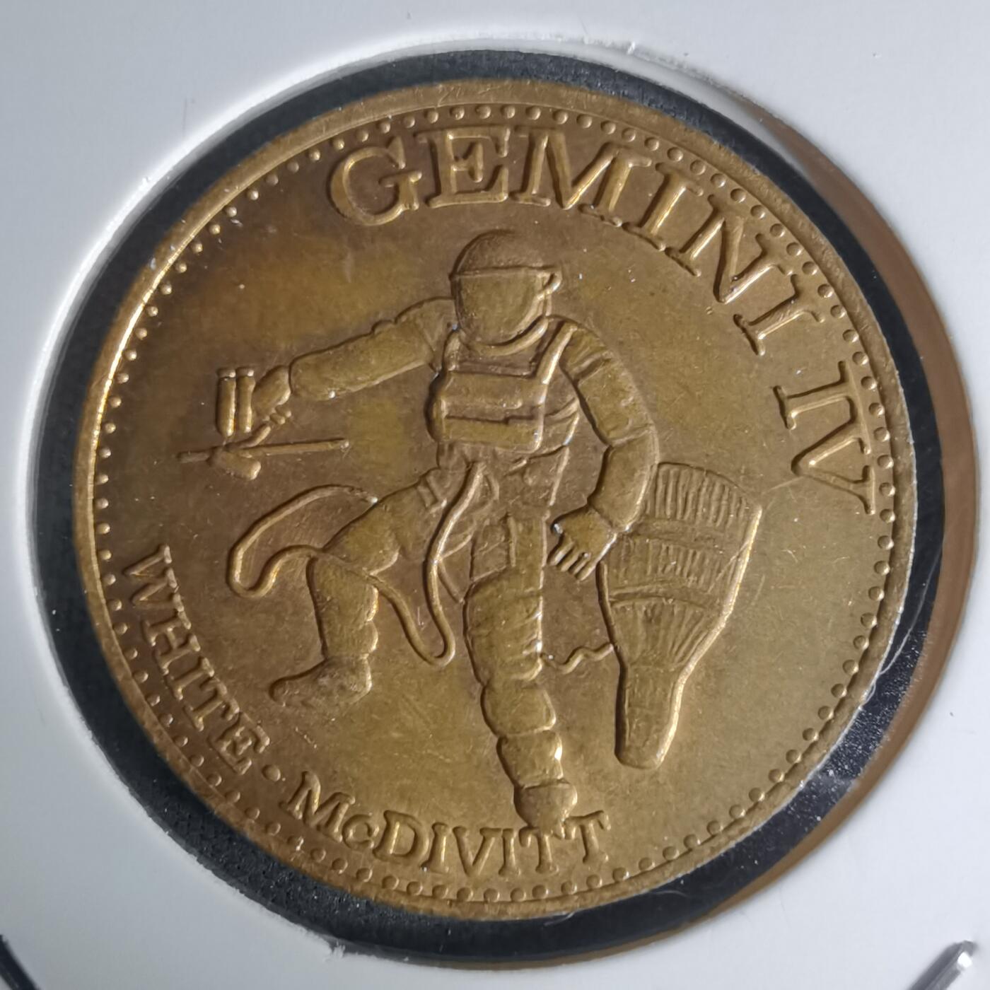 沼泽如烟--第1003场 航天纪念章