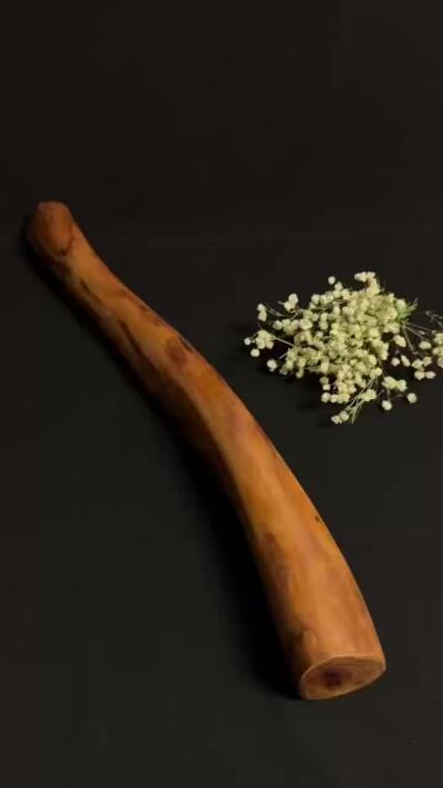 零元拍：NO.1终于在节前收到这批送出去加工的海南黄花梨随型把玩棍横财，这也许就是玩木头的乐趣吧，每一个花纹都独一无二，是自然与匠心的完美邂逅。 它保留了木材最本真的曲线，每一处起伏都像是时光在木头上留下的指纹。尺寸：545/50/35MM