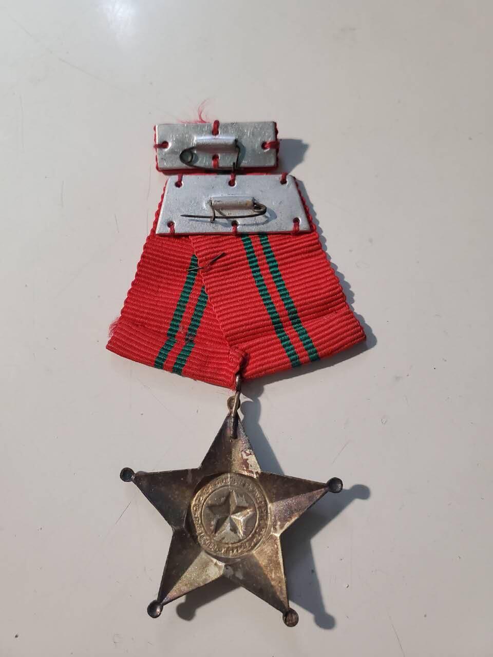 韵星假日军品类拍卖第42期 -- Rimey Holidays Militaria Auction 42 越南民主共和国（北越）三级战功勋章带略一套 白铜镀银版本 越战时期