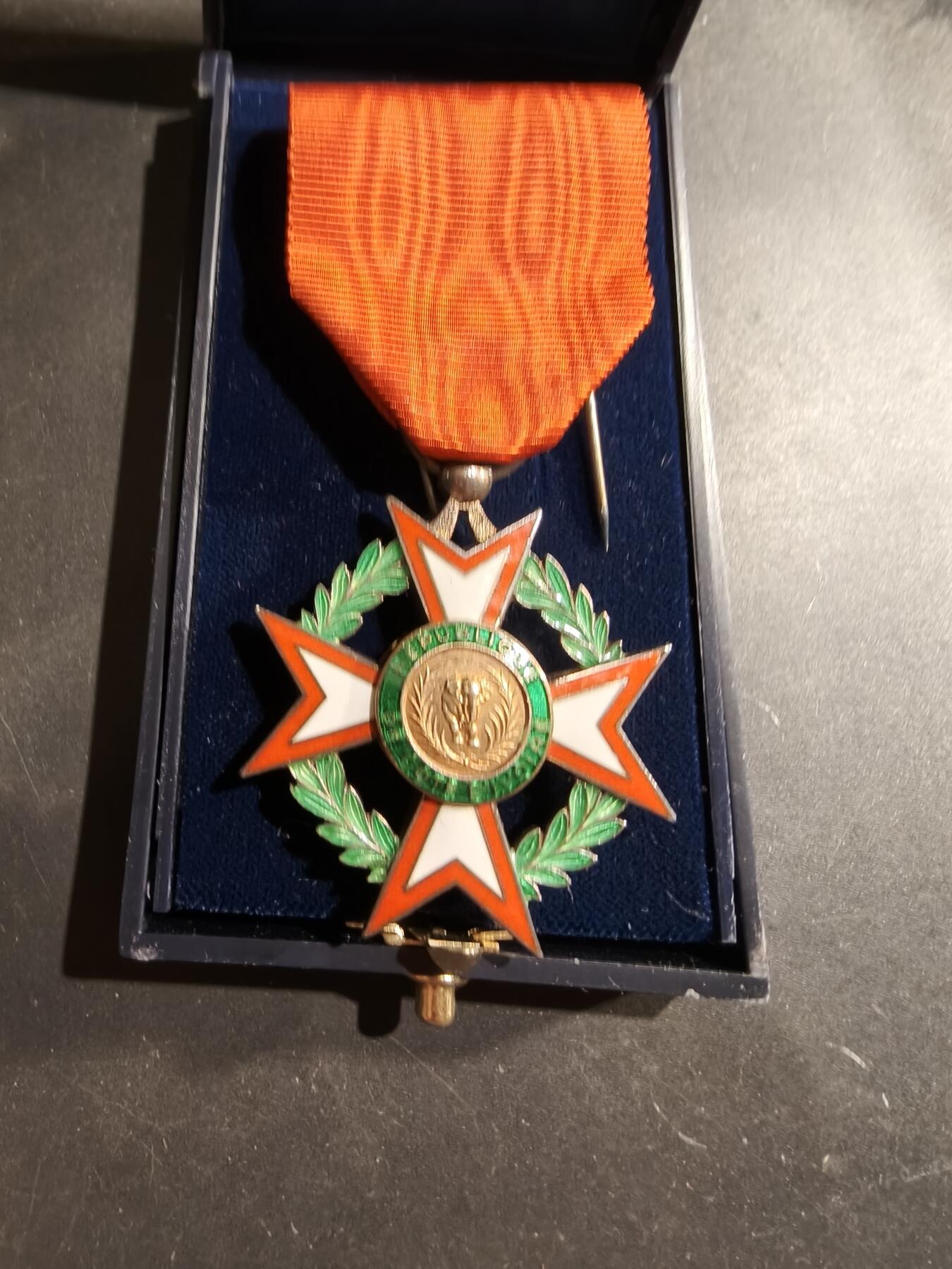 老王徽章第184期 科特迪瓦骑士级国家功勋勋章    原盒    法国代工版    800银镀金珐琅     23.3g 