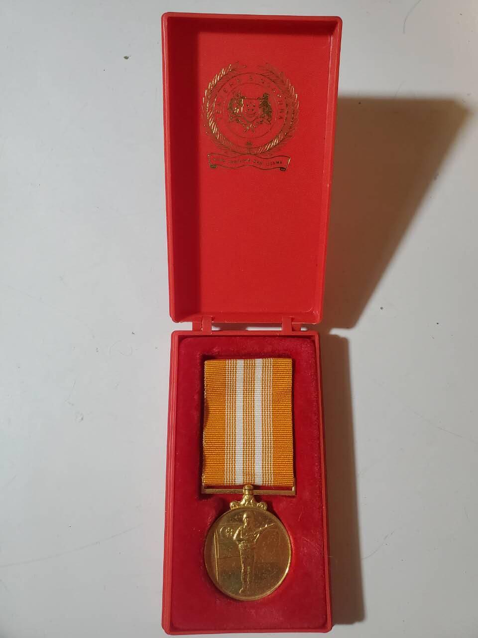 韵星假日军品类拍卖第42期 -- Rimey Holidays Militaria Auction 42 新加坡共和国武装力量优秀服务奖章 早期绒布内衬版本 铜镀金带原盒 