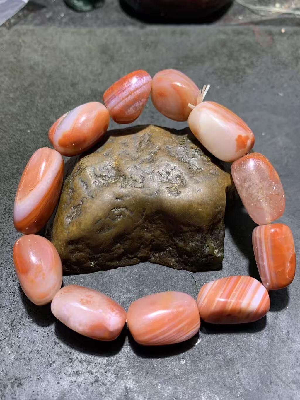 川料红白南红玛瑙随形单圈手串一条，