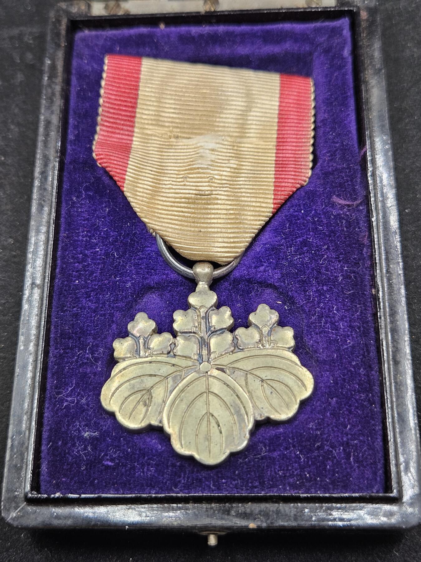 0元起拍勋章 第335期 咸鱼国勋章拍卖专场 2月25日（周三）下午6：00开始 早期浅红色绶带 白叶章银制带盒